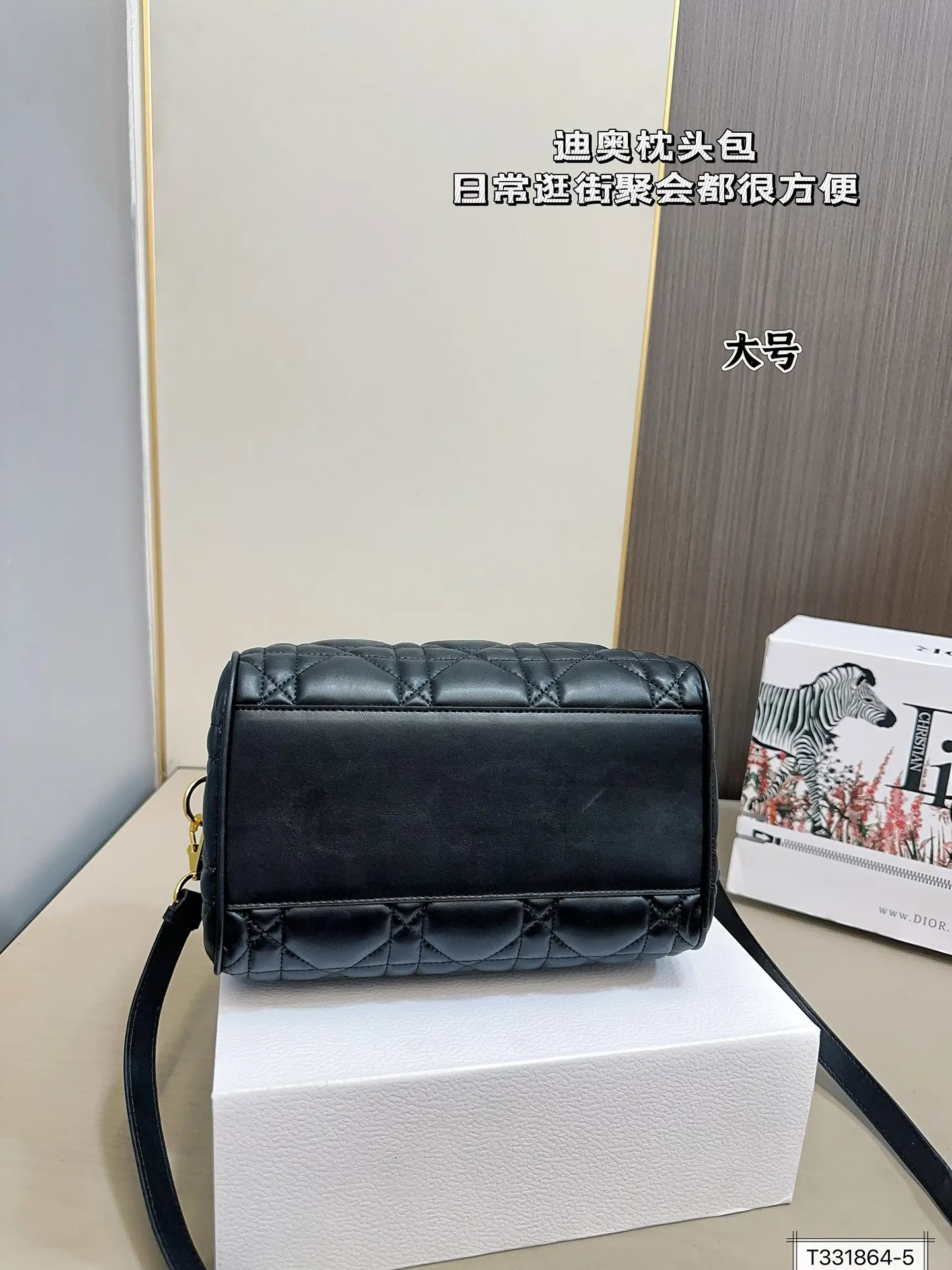 💰180/175 全套包装 迪奥枕头 时尚达人的心头好枕头包大家都知道 能装,耐造~ 最近最火热度最高的一定是dior groove当之无愧了吧! 推荐五颗日常出门容量绰绰有余! 尺寸:25 20/20 15