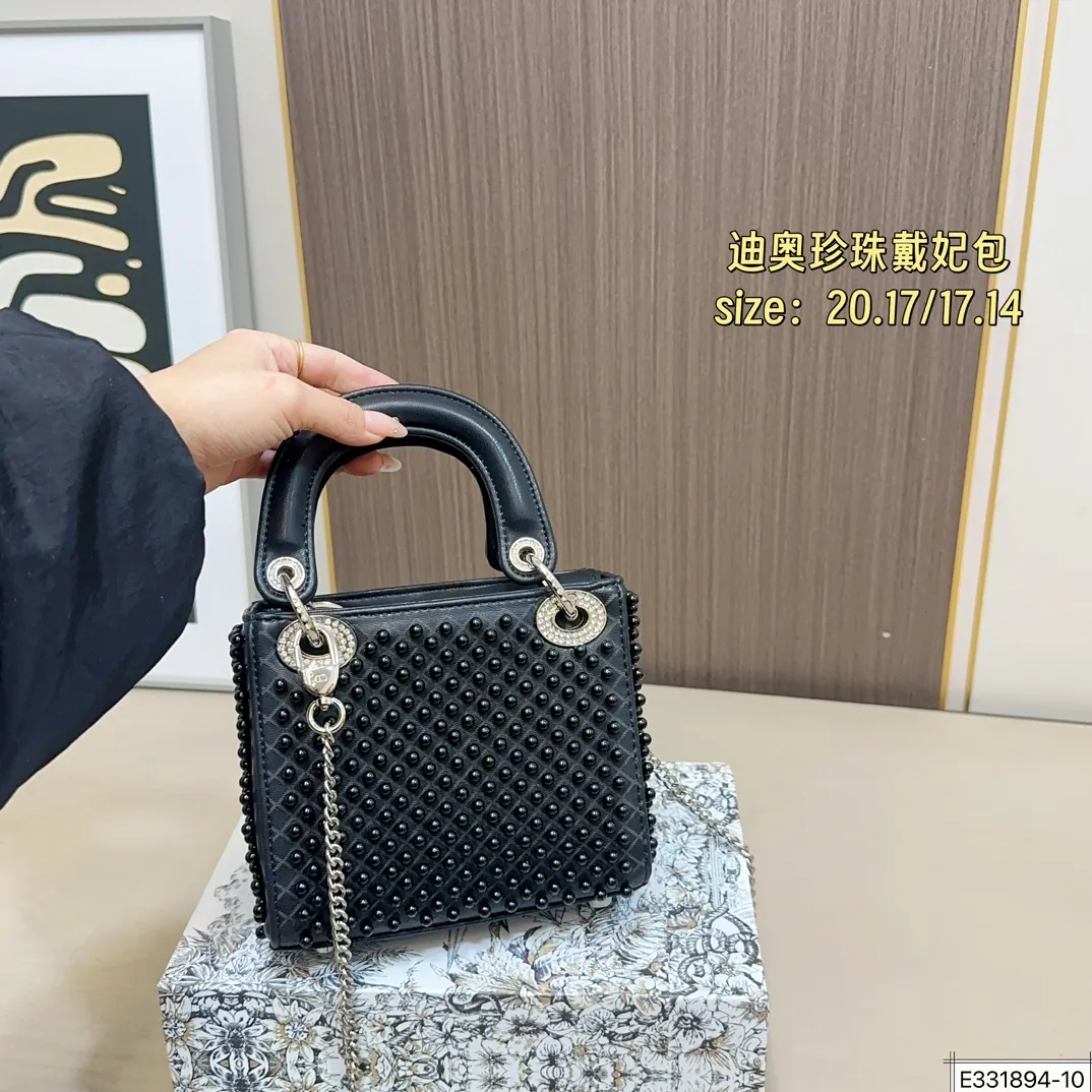 大号💰210 配折叠盒⚠️尺寸20.17 小号💰200 配折叠盒⚠️尺寸17.14 迪奥 珍珠戴妃包 DIOR 这款包不仅优雅,还加入了铆钉设计,瞬间变得个性十足,真是不得了! 艺术感满满!打破娇贵形象的设计,甜美又酷炫,简直绝了!