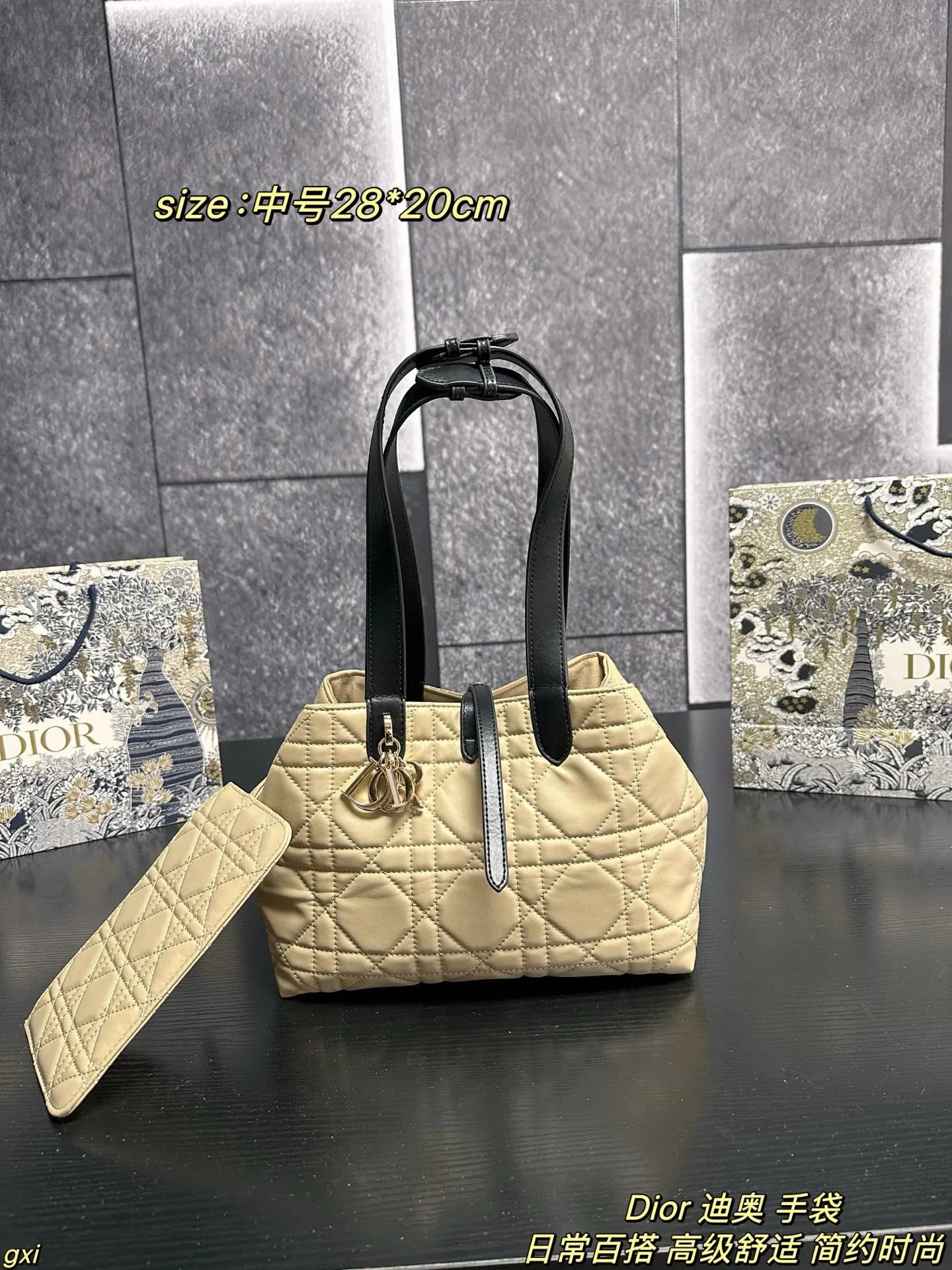 大号P170 中号P160 小号P150 Dior 迪奥 手袋 这款Dior Toujours 手袋发布秀精彩亮相,休闲实用的设计别具一格.采用白色牛皮革精心制作,饰以超大藤格纹缉面线,宽敞的内部隔层搭配小袋,可整齐收纳各种日常用品,另有CD Lock 字母D旋钮式开合,可调节两侧,提升格调.皮革手柄带有可调节细节细节,可轻松手提. CD Lock和系带开合 DIOR吊饰 可拆卸内部小袋 可调节皮革手柄 大号尺寸:37*27cm 中号尺寸:28*20cm 小号尺寸:23*15cm