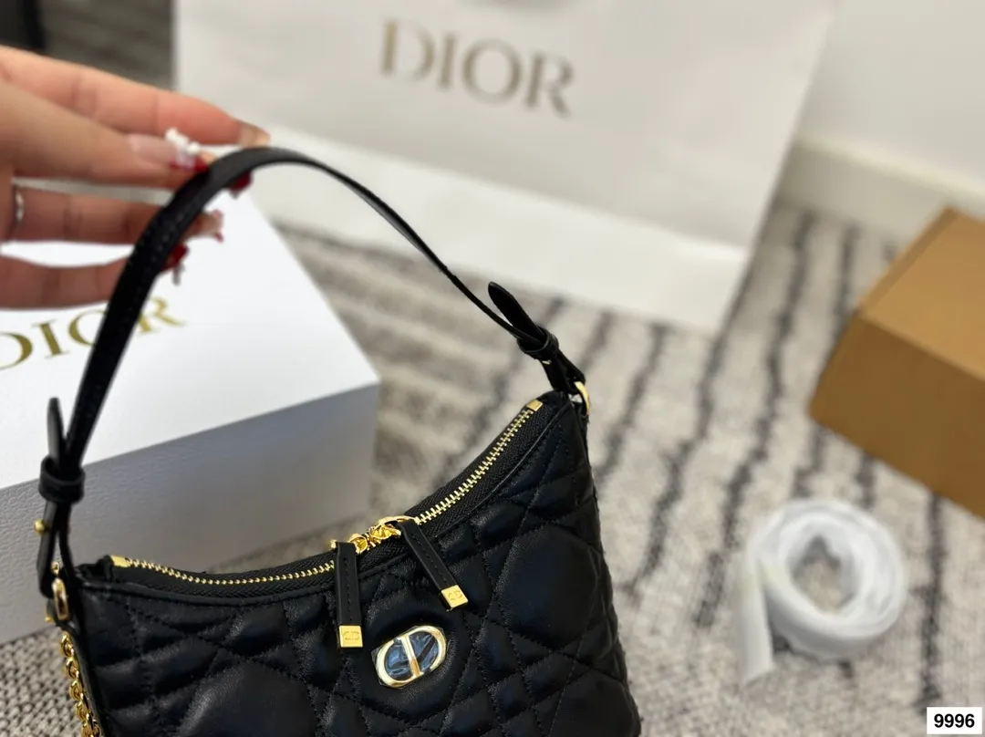 皮p220 布p210 配礼盒 这款 Miss Caro迪奥之爱迷你链条手袋是二零二五秋冬成衣系列新品,时尚现代而不失实用功能。采用奶白色羊皮革精心制作,饰以超大藤格纹缉面线,搭配正面复古金色饰面金属CD标志和一个拉链隔层,可收纳各种日常用品。百搭款式,搭配可调节、可拆卸的皮革肩带和顶部手柄,另带有可拆卸链条,可肩背或斜挎,是日常或晚装造型的理想之选。尺寸20.13