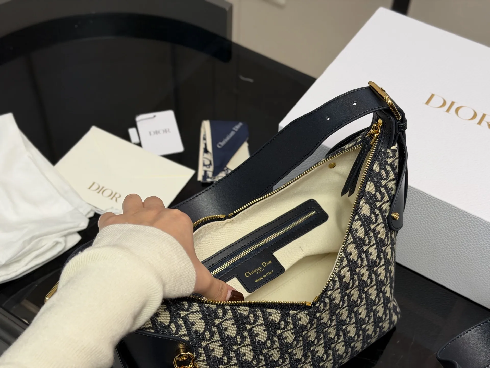 ¥210 ¥215 配盒 size:21*15cm(小号) 28*20cm(大号) 迪奥VOYAGE carryall 牛皮品质哦! 超轻大容量V型轮廓立挺又利落! 新包Voyage太酷辣!