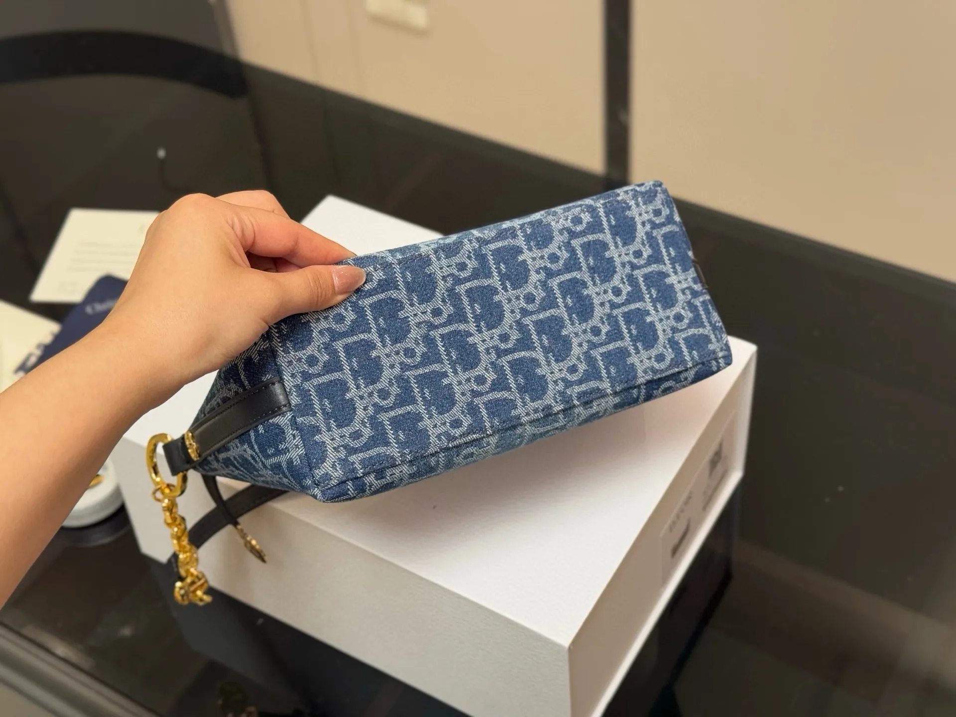 &yen;195 配折叠盒 迪奥DIOR 便当包 ✅迪奥顶级原单 经典又高级 尺寸:22.14cm 很有质感 可盐可甜 上身绝美 无可比拟 是每个追求漂亮的女孩必入单品