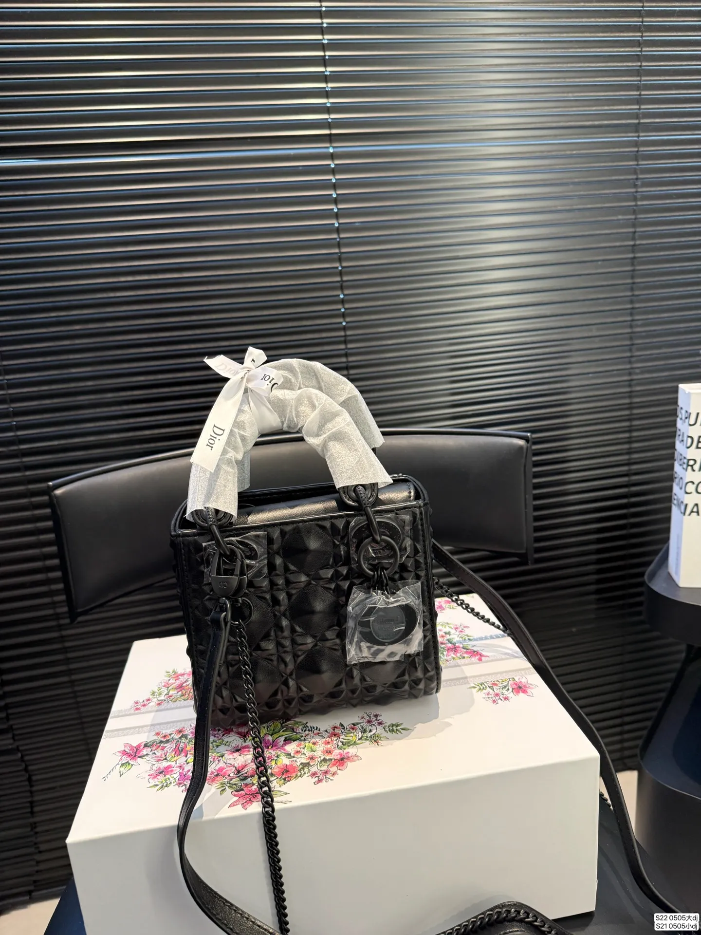 大号P160 小号P155 配折叠盒子 迪奥戴妃包 sDior戴妃包太好看了吧! 优雅指数拉满 搭配简洁风格的衣服整个人气质就上来了 而且容量完全可以满足日常要求 日常聚会逛街都很方便~ 尺寸:大20 18 小16 14 货号0505