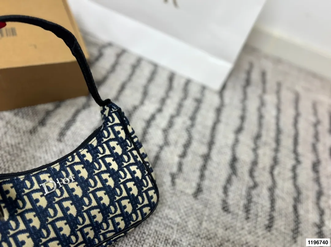 p90 Dior迪奥腋下包 永恒经典 轻便时尚 潮人必备 不仅能够预测时尚趋势,更能够引领时尚潮流 尺寸 22.7.13