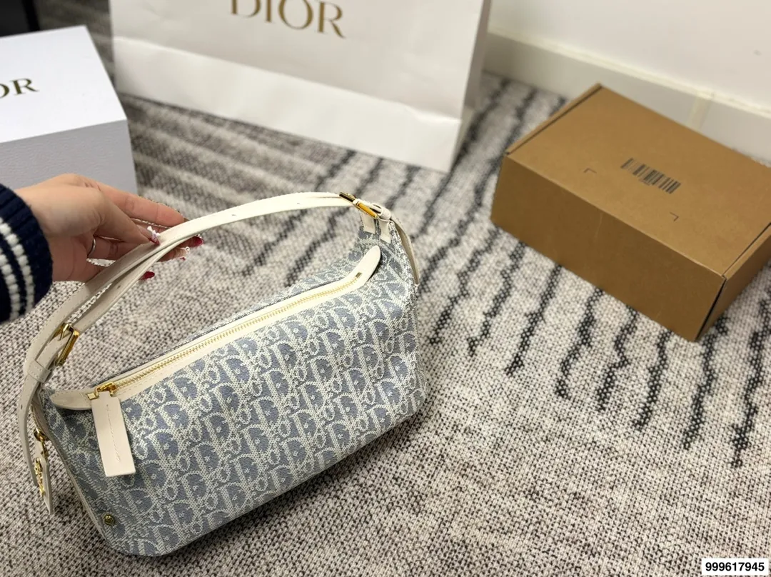 P215 配礼盒。 迪奥旅行包 被 Dior新款流浪包美到失语!背出去,谁还看路啊!时尚圈顶流Dior新款流浪包,把高级感狠狠拿捏住了,背上秒变街拍女王。 富家千金同款Dior新款流浪包,一眼万年,背着它,你就是人群焦点尺寸:25 13