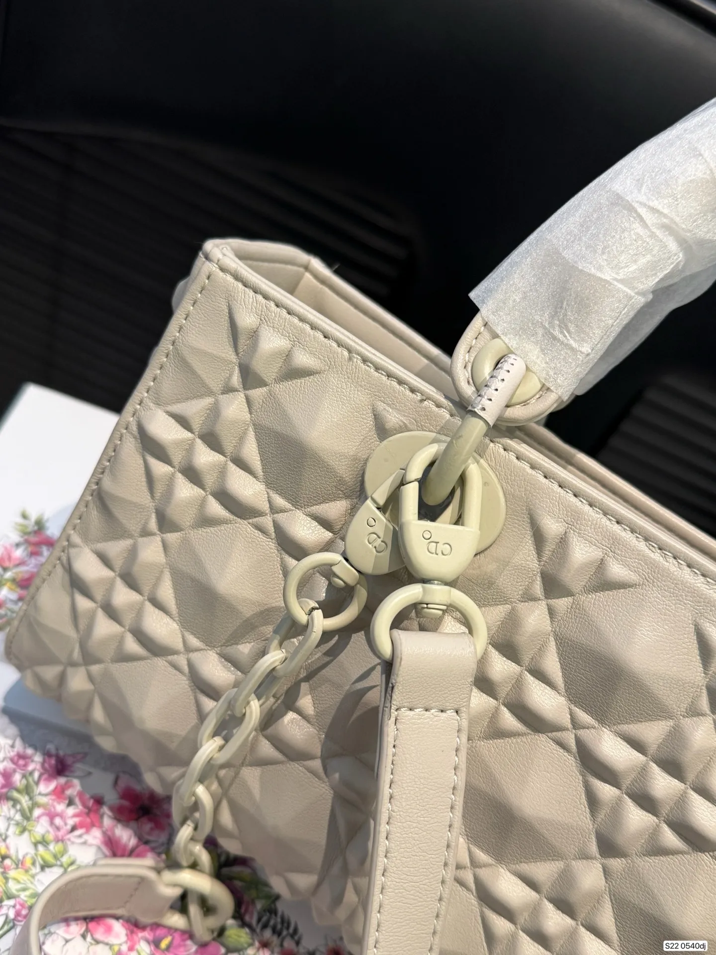 P160 配折叠盒子 迪奥横版戴妃包 sDior戴妃包太好看了吧！ 优雅指数拉满 搭配简洁风格的衣服整个人气质就上来了 而且容量完全可以满足日常要求 日常聚会逛街都很方便~ 尺寸：26 14 货号 0540