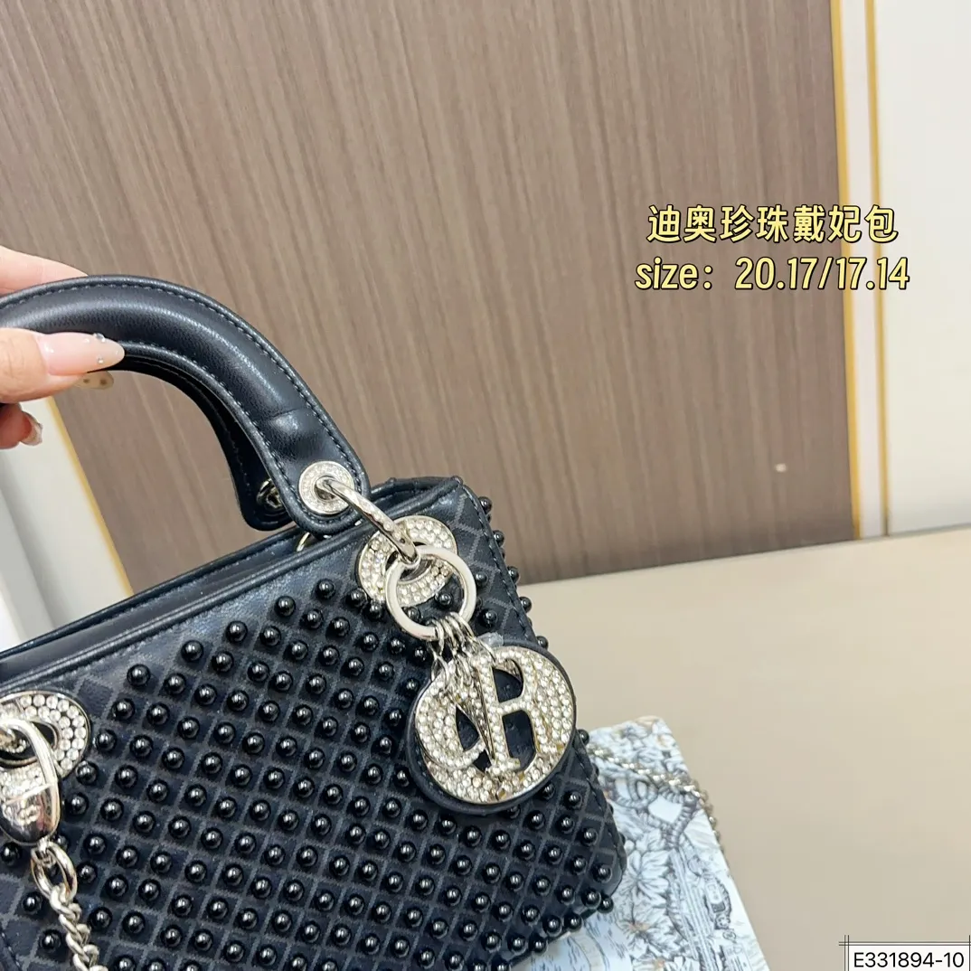 大号💰210 配折叠盒⚠️尺寸20.17 小号💰200 配折叠盒⚠️尺寸17.14 迪奥 珍珠戴妃包 DIOR 这款包不仅优雅,还加入了铆钉设计,瞬间变得个性十足,真是不得了! 艺术感满满!打破娇贵形象的设计,甜美又酷炫,简直绝了!