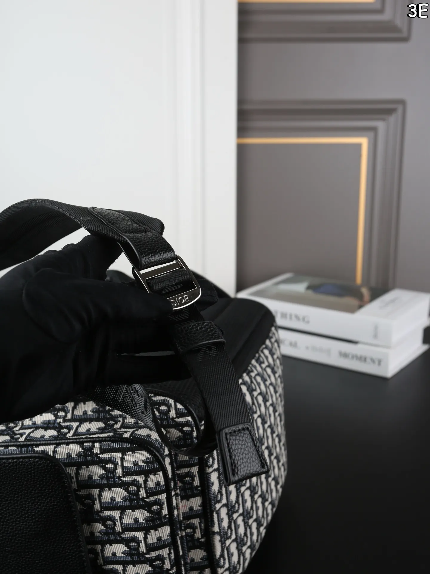 P170 DIOR迪奥 Saddle 老花满印 书包背包双肩包 荔枝纹牛皮拼接，低调奢华质感满分。 翻盖抽绳设计，安全又有细节感。 通勤旅行都很OK!肩带可调节，背部加垫网眼织物，背着舒适不累 。 附防尘袋，实用又时髦! 尺寸：26&times;41