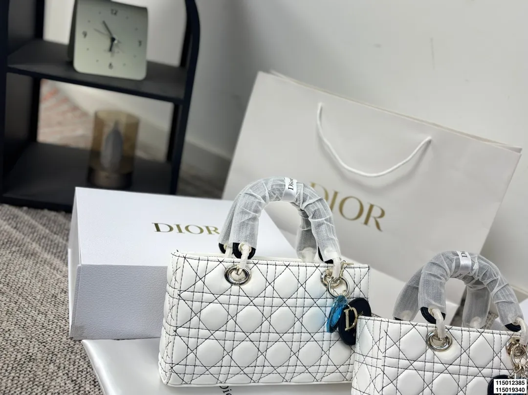 p155 p150 配折叠盒 迪奥横版戴妃包 Dior戴妃包太好看了吧！ 优雅指数拉满 搭配简洁风格的衣服整个人气质就上来了 而且容量完全可以满足日常要求 日常聚会逛街都很方便~ 尺寸25.15/24.14