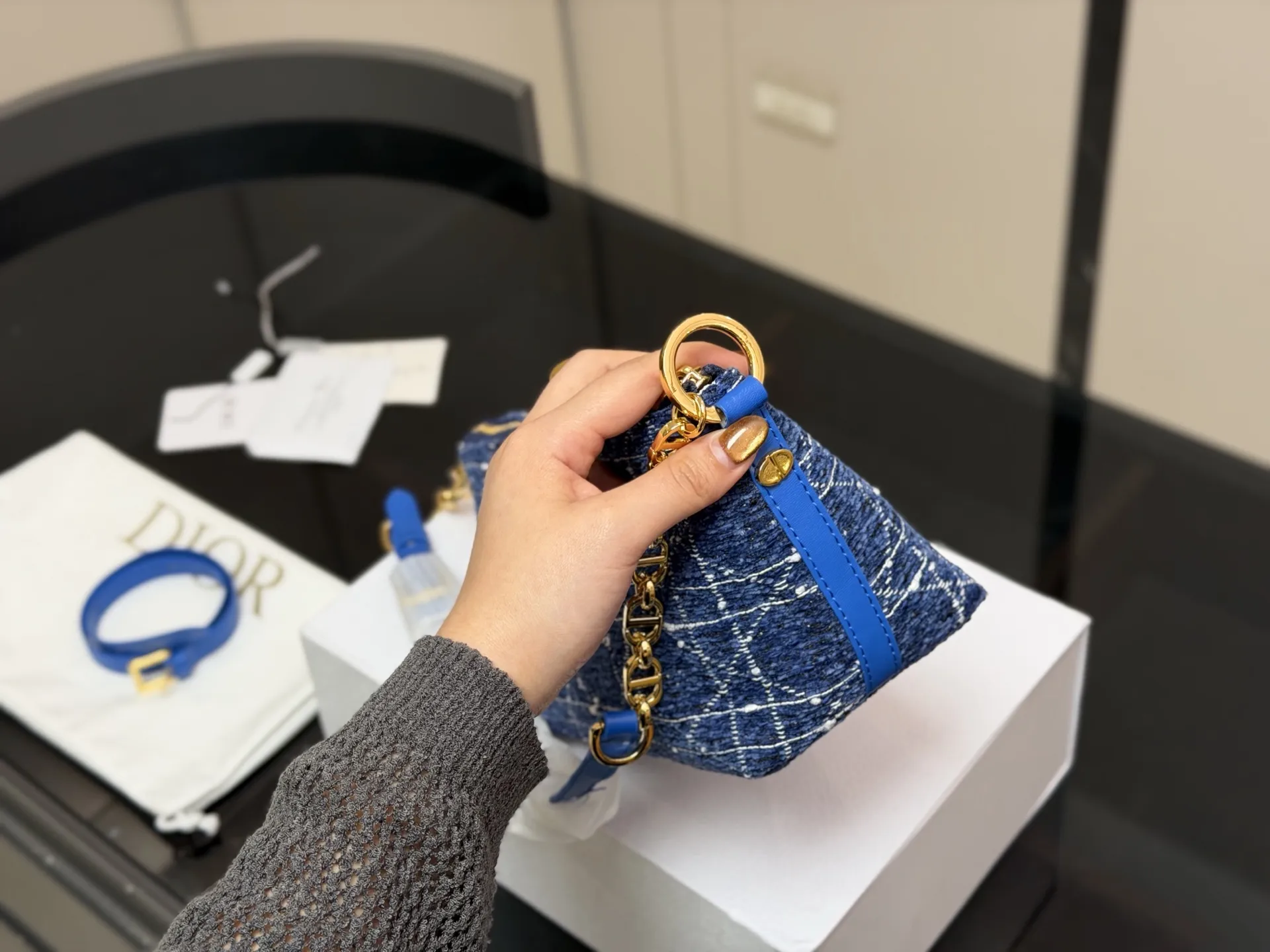 ¥180 配折叠盒飞机盒 size:22底宽*15cm 迪奥Nomad新品饭盒包 背出去被夸爆的hobo饭盒包!! 可以实现一包多用啦! 赠送加长肩带! 🉑腋下🉑斜挎