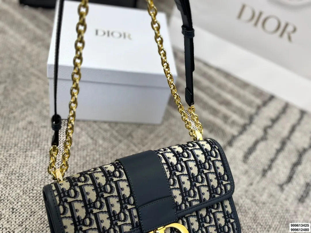 p165 p160 配礼盒 size:25.16/22.14 迪奥 蒙田30 刚刚出的现货! 老花也太好看啦! 温柔很适合🈴️四季!