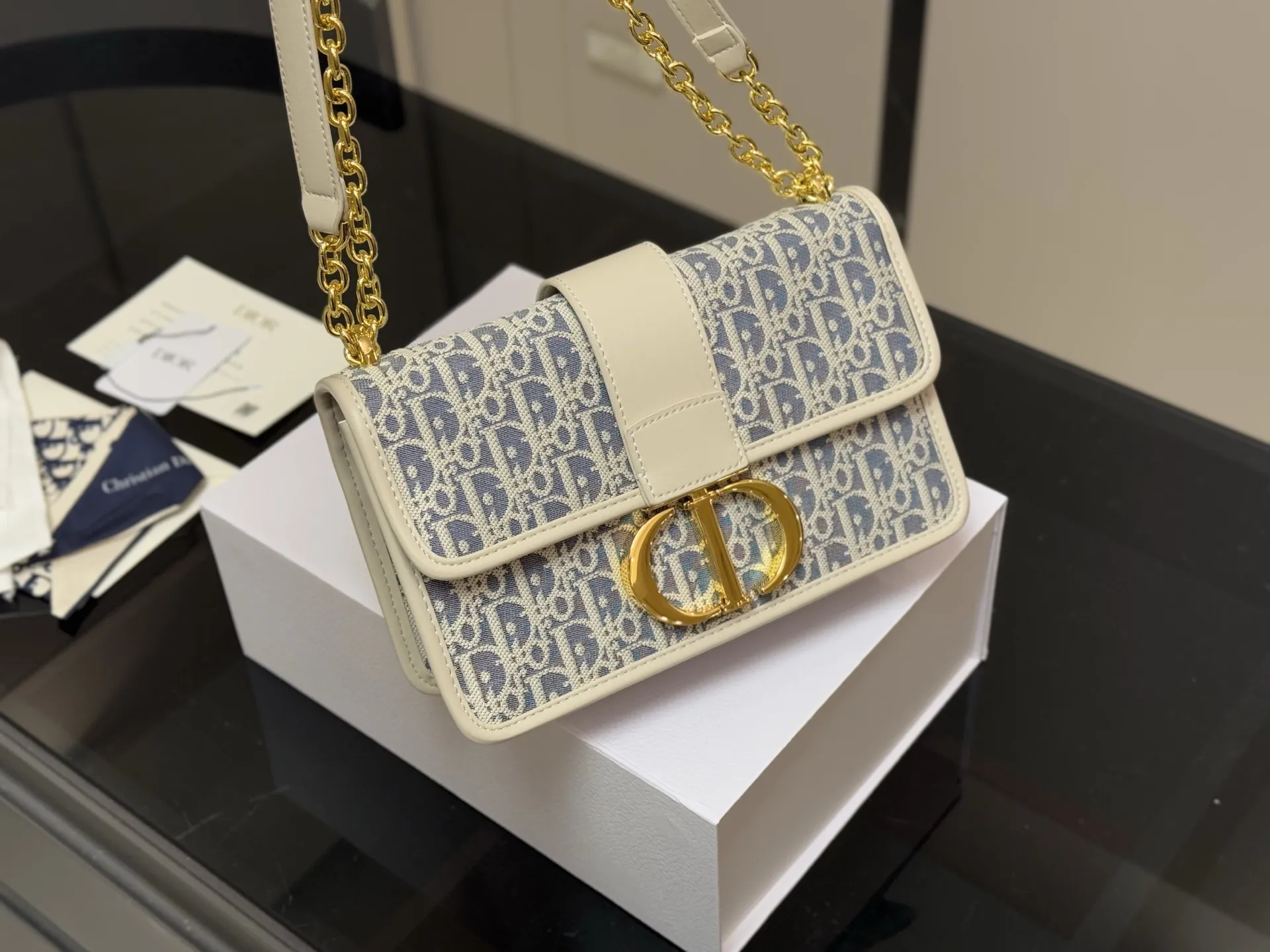 ¥165 ¥160 配折叠盒 size:24*20cm 21*15cm 迪奥 蒙田30 刚刚出的现货! 老花也太好看啦! 温柔很适合🈴️四季!