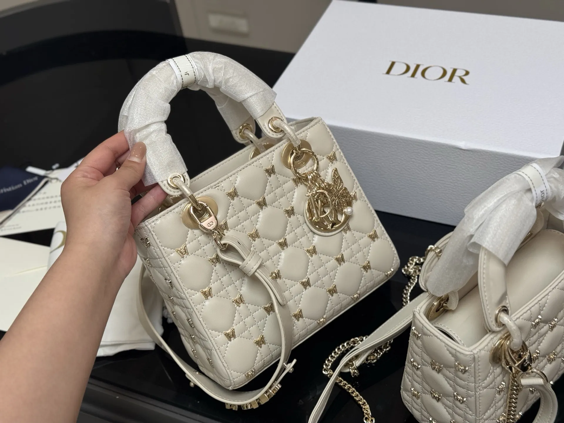 ¥250 ¥260 配折叠盒 尺寸:17cm 20cm 高品版.升级顶级原单出货 ✅ 迪奥 戴妃蝴蝶羊皮款 搭配最新的肩带 更加加分! ⚠⚠小牛皮材质!