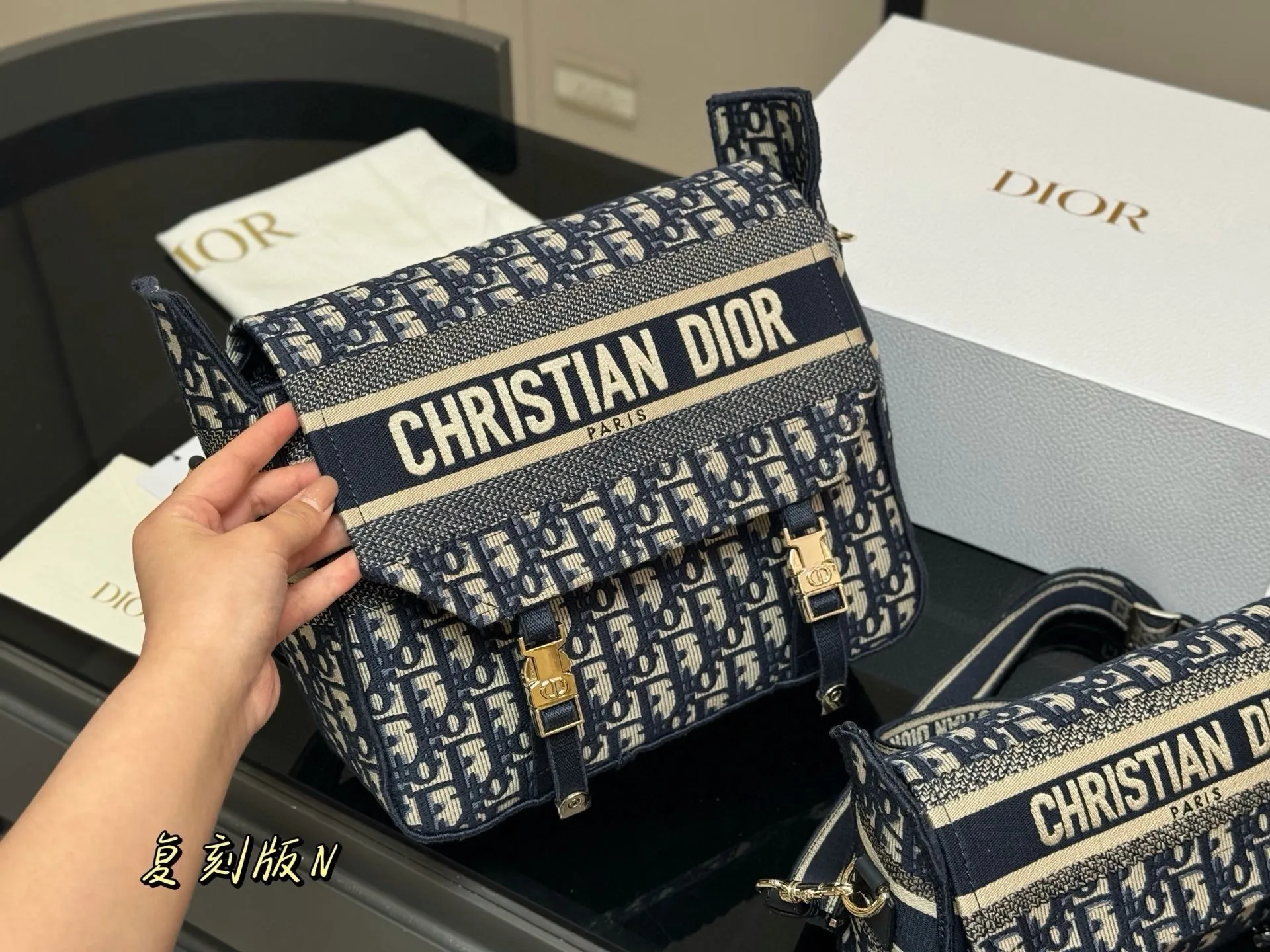 &yen;235 &yen;275 配盒（升级版） size：23*16cm（小） 29*27cm（大） 迪奥 camp小号邮差 真的太好看了！ 自重很轻！超级好看！ 男女均🉑️！ 搜索🔍Dior（迪奥）邮差包