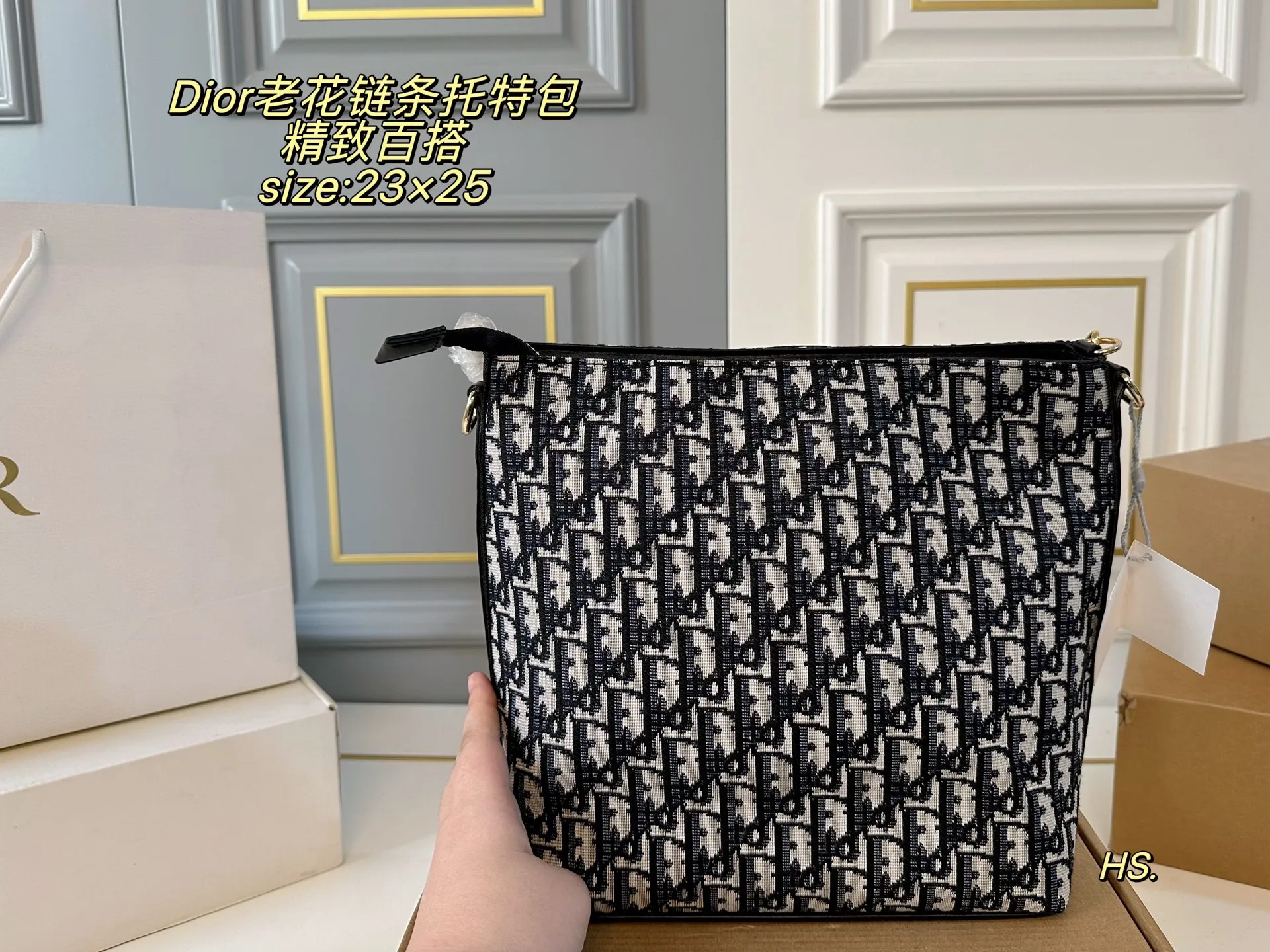 P115(无盒) size:23×25 DIOR迪奥新款老花链条托特包❤️ 全面包身布满精致刺绣~ 立体的全刺绣具有纹理感~ 配织物宽肩带,可斜挎可手提 空间超可,满足日常出行‼️