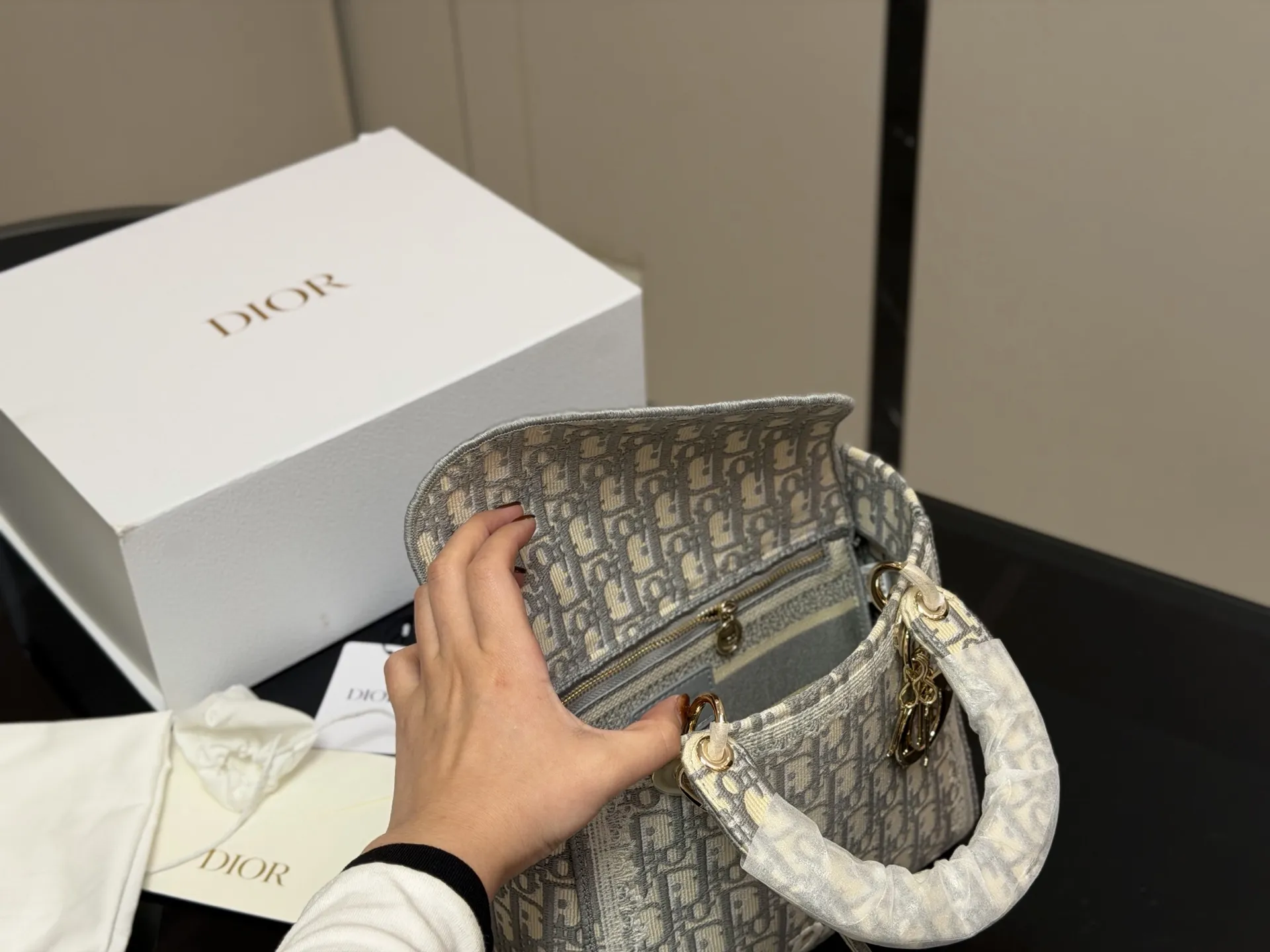 &yen;295 配折叠盒 size：24*20cm 迪奥 刺绣戴妃包 现代休闲且优雅 刺绣宽肩带 特别！特别！！！