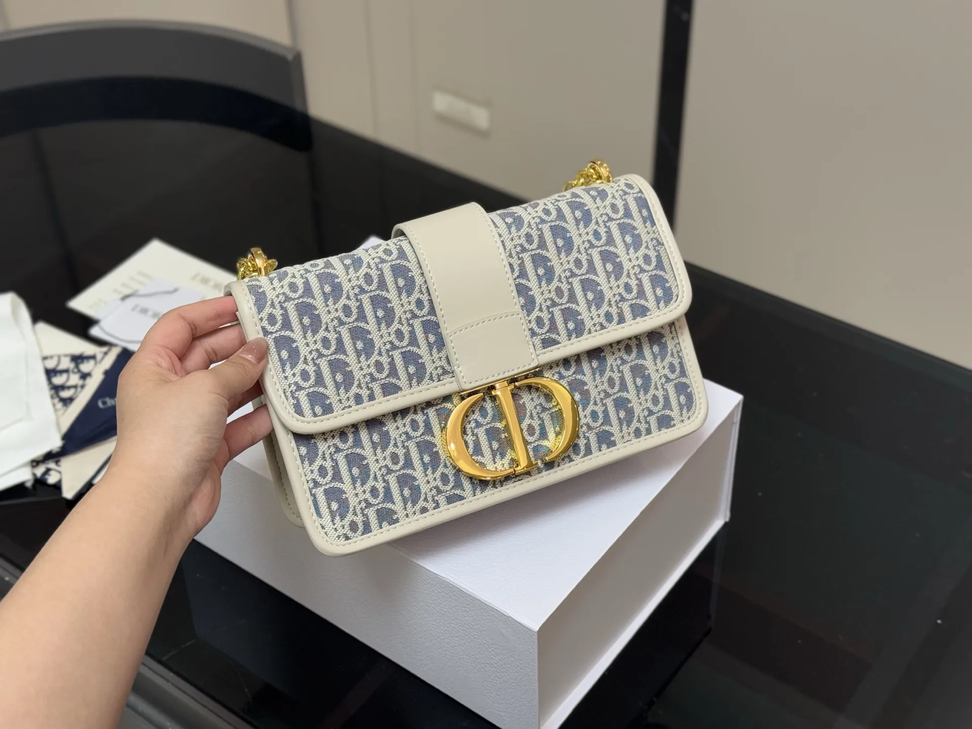 &yen;165 &yen;160 配折叠盒 size：24*20cm 21*15cm 迪奥 蒙田30 刚刚出的现货！ 老花也太好看啦！ 温柔很适合🈴️四季！