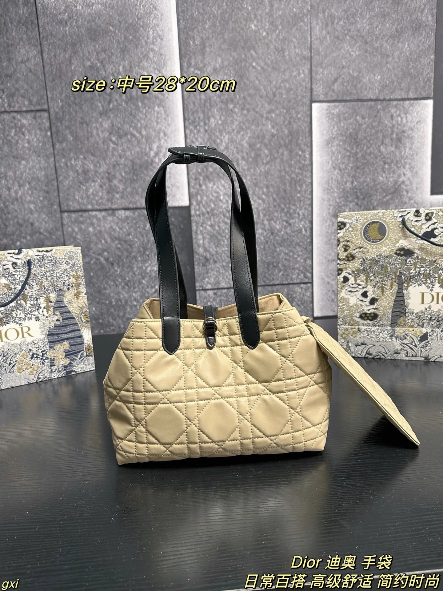 大号P170 中号P160 小号P150 Dior 迪奥 手袋 这款Dior Toujours 手袋发布秀精彩亮相,休闲实用的设计别具一格.采用白色牛皮革精心制作,饰以超大藤格纹缉面线,宽敞的内部隔层搭配小袋,可整齐收纳各种日常用品,另有CD Lock 字母D旋钮式开合,可调节两侧,提升格调.皮革手柄带有可调节细节细节,可轻松手提. CD Lock和系带开合 DIOR吊饰 可拆卸内部小袋 可调节皮革手柄 大号尺寸：37*27cm 中号尺寸：28*20cm 小号尺寸：23*15cm
