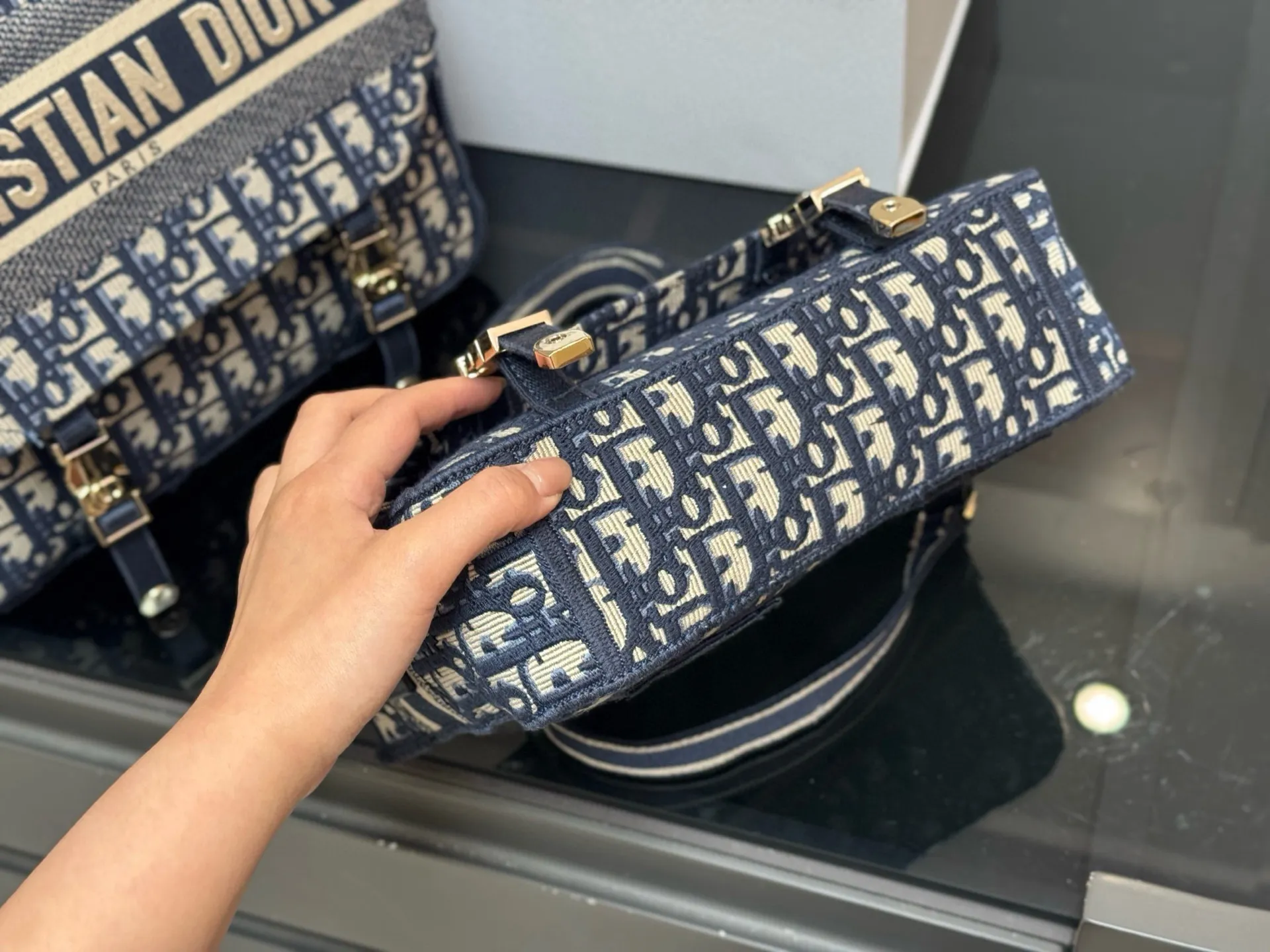 ¥235 ¥275 配盒(升级版) size:23*16cm(小) 29*27cm(大) 迪奥 camp小号邮差 真的太好看了! 自重很轻!超级好看! 男女均🉑️! 搜索🔍Dior(迪奥)邮差包