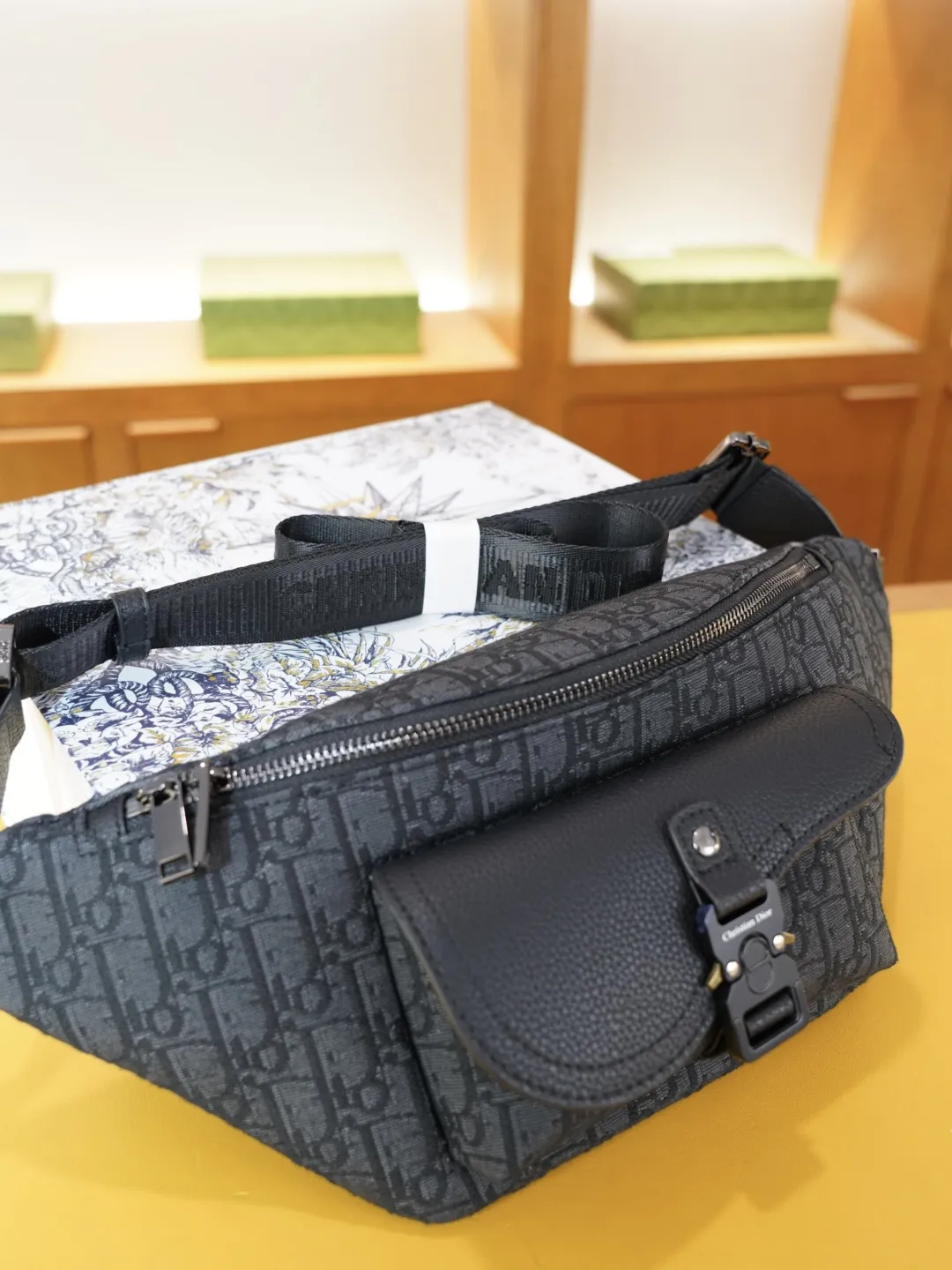 P130 🇫🇷 Dior 迪奥 官网同步 高版本 胸包 腰包 永恒不过时的标志性产品 纯原单布料 配牛皮 顶级五金制作 非市面普通版本 贸易公司订单货 全部实拍 实用性非常高 完全不用担心穿搭 配全套包装折叠盒 【规格:38x16x4】