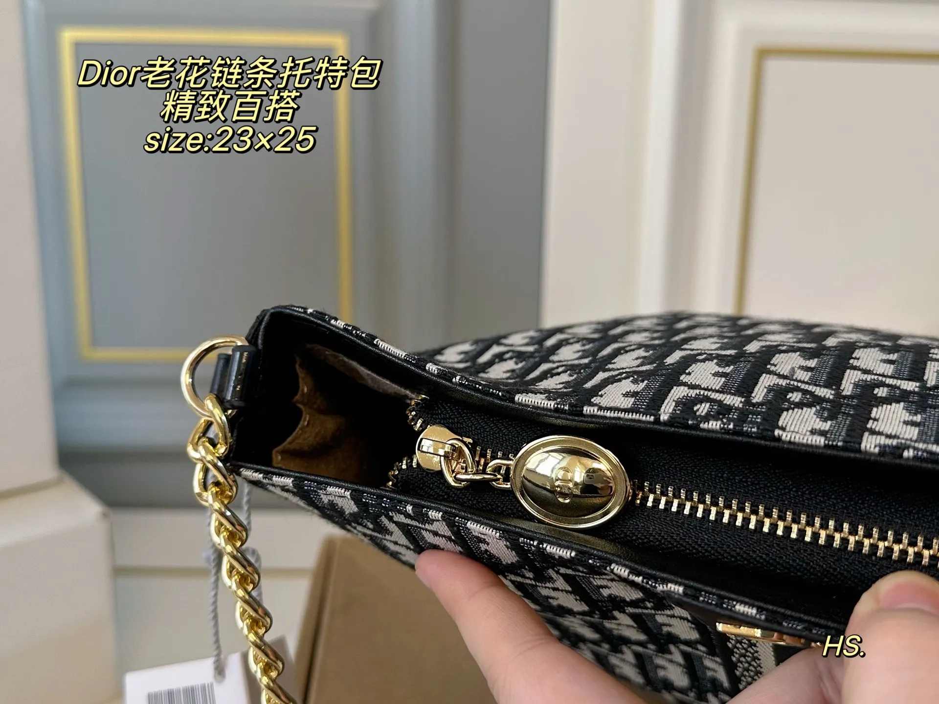 P115(无盒) size:23×25 DIOR迪奥新款老花链条托特包❤️ 全面包身布满精致刺绣~ 立体的全刺绣具有纹理感~ 配织物宽肩带,可斜挎可手提 空间超可,满足日常出行‼️