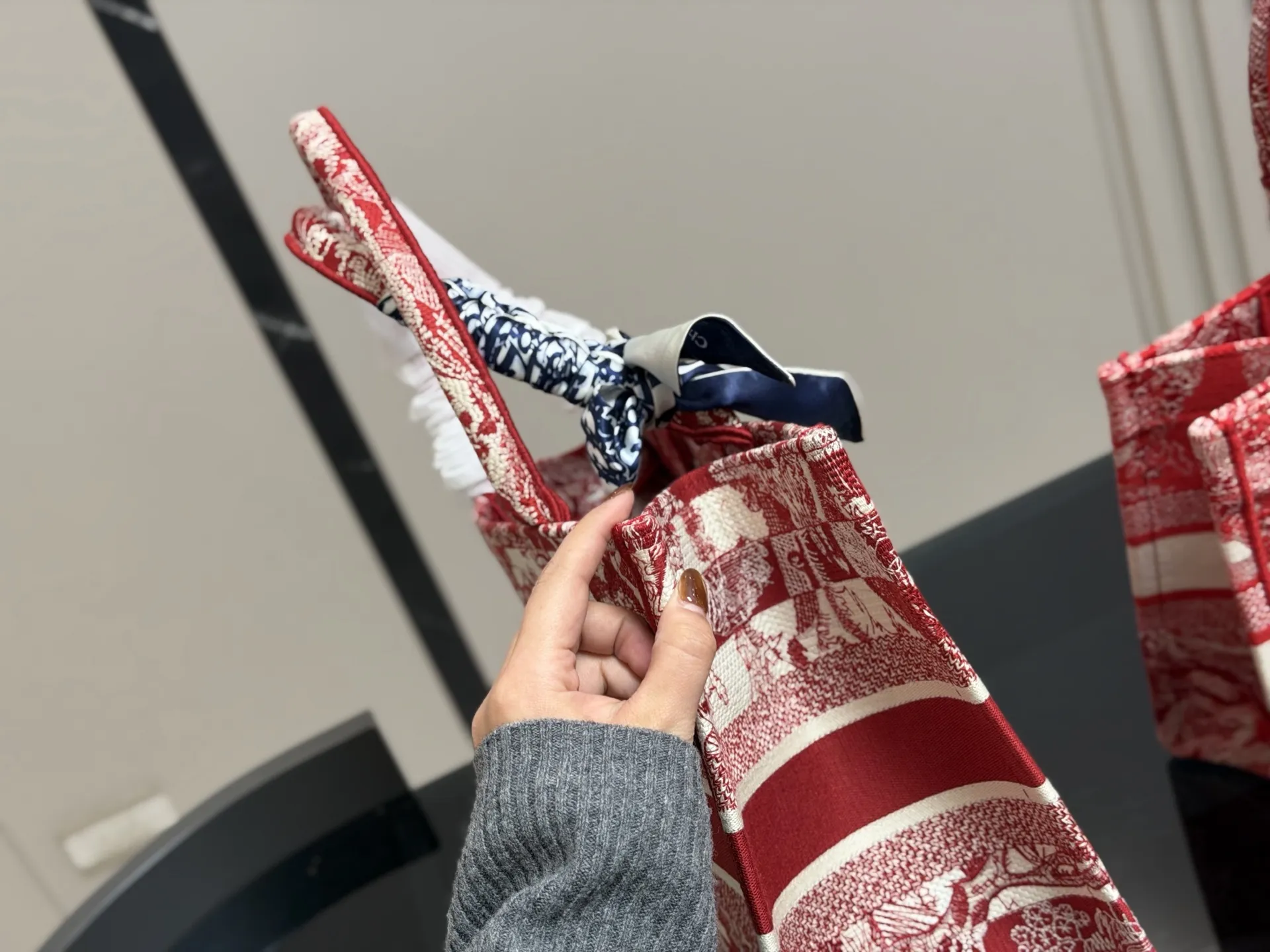 ¥180 配盒丝巾 Dior 原版布提花 Dior book tote今年最喜欢的一款购物袋 tote我用的次数最多的包 迪奥因为容量超级大 不管什么东西都向里面放 当然凹造型也是必须有 尺寸:中号36cm