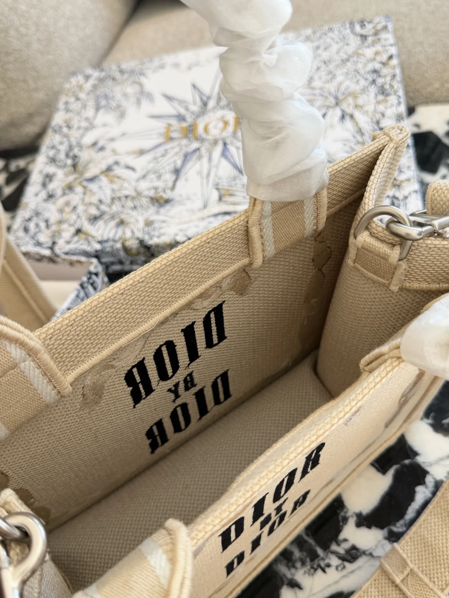 p200p235 顶级原单 从经典Book Tote的新面貌，到带有复古质感的斜挎包、手拿包，每一款都融合了迪奥的高雅基因与Jonathan Anderson独有的创意视角。 在保留品牌标志性廓形的基础上，注入更轻盈、更具功能性的细节设计。小型手袋则以层次感织物与全新迪奥LOGO提升辨识度，展现刚柔并济的现代风格。 25cm36cm配盒子