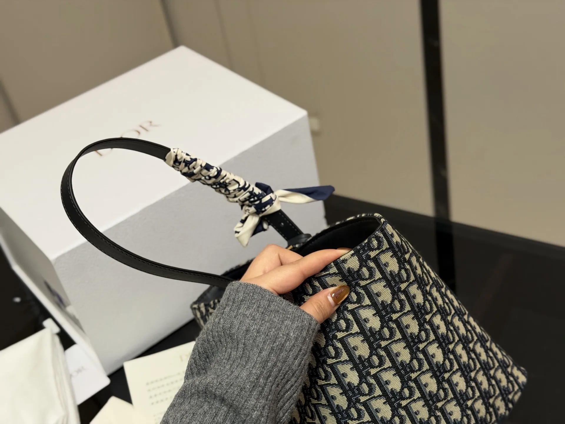 ¥170 配盒 size:20*24cm 迪奥star 老花水桶包 今年好喜欢背水桶包,兼具了高智感和实用性~配上入秋百搭风衣,一切都是那么的恰到好处,随随便便都出片!