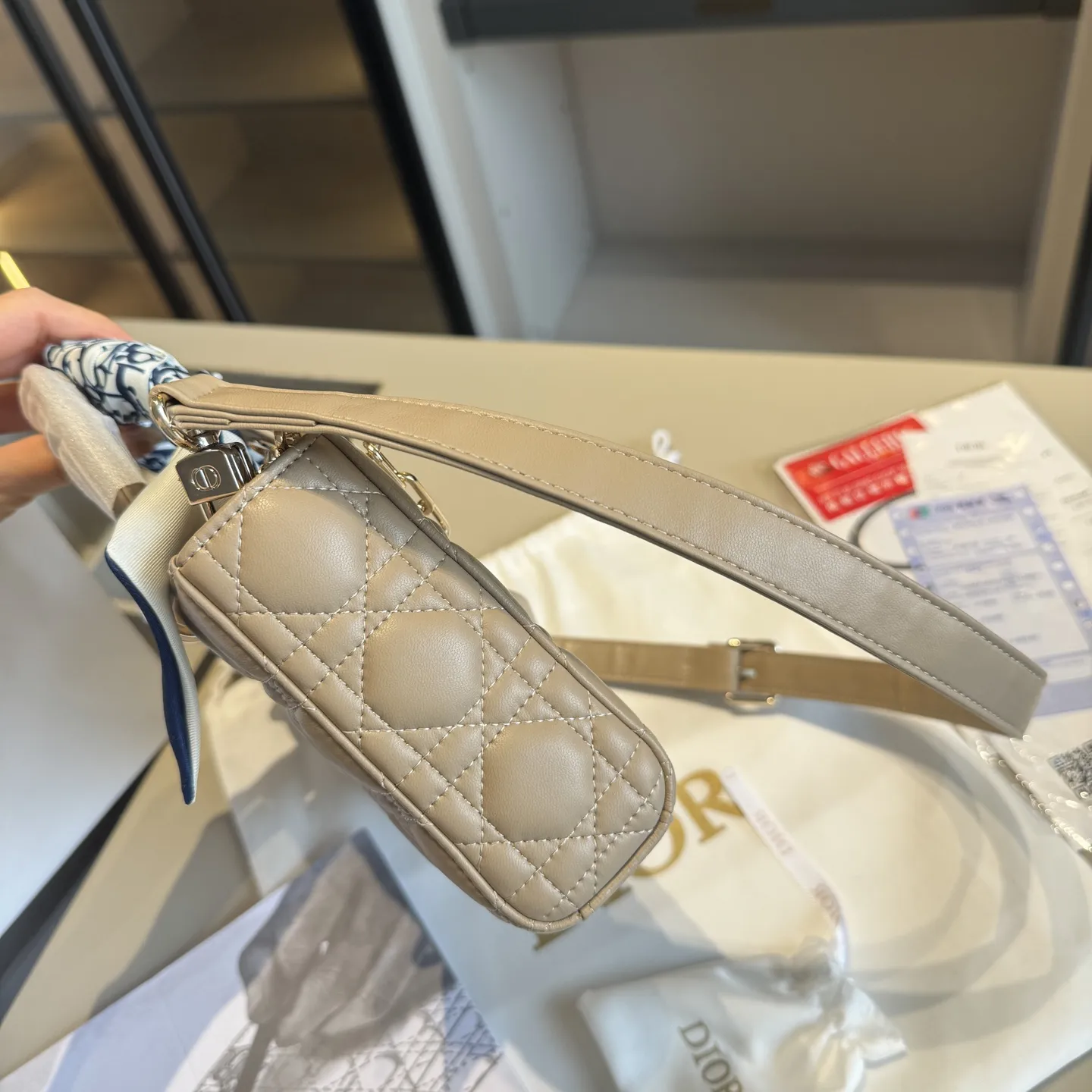 🅿️205~🅿️225~🅿️235✅新品推荐🔜 顶级货🔥赠送原版星星挂件🌟赠送原版丝巾‼️DIOR迪奥专柜同款小羊皮菱格💎横版戴妃包👍配长短两条肩带👍Lady Dior彰显品味!走到哪都是回头率👍采用顶级复刻原版五金!品质堪比正品!🎁原版折叠礼盒包装(size:迷你16.5*10 小号22*11 大号26*13)