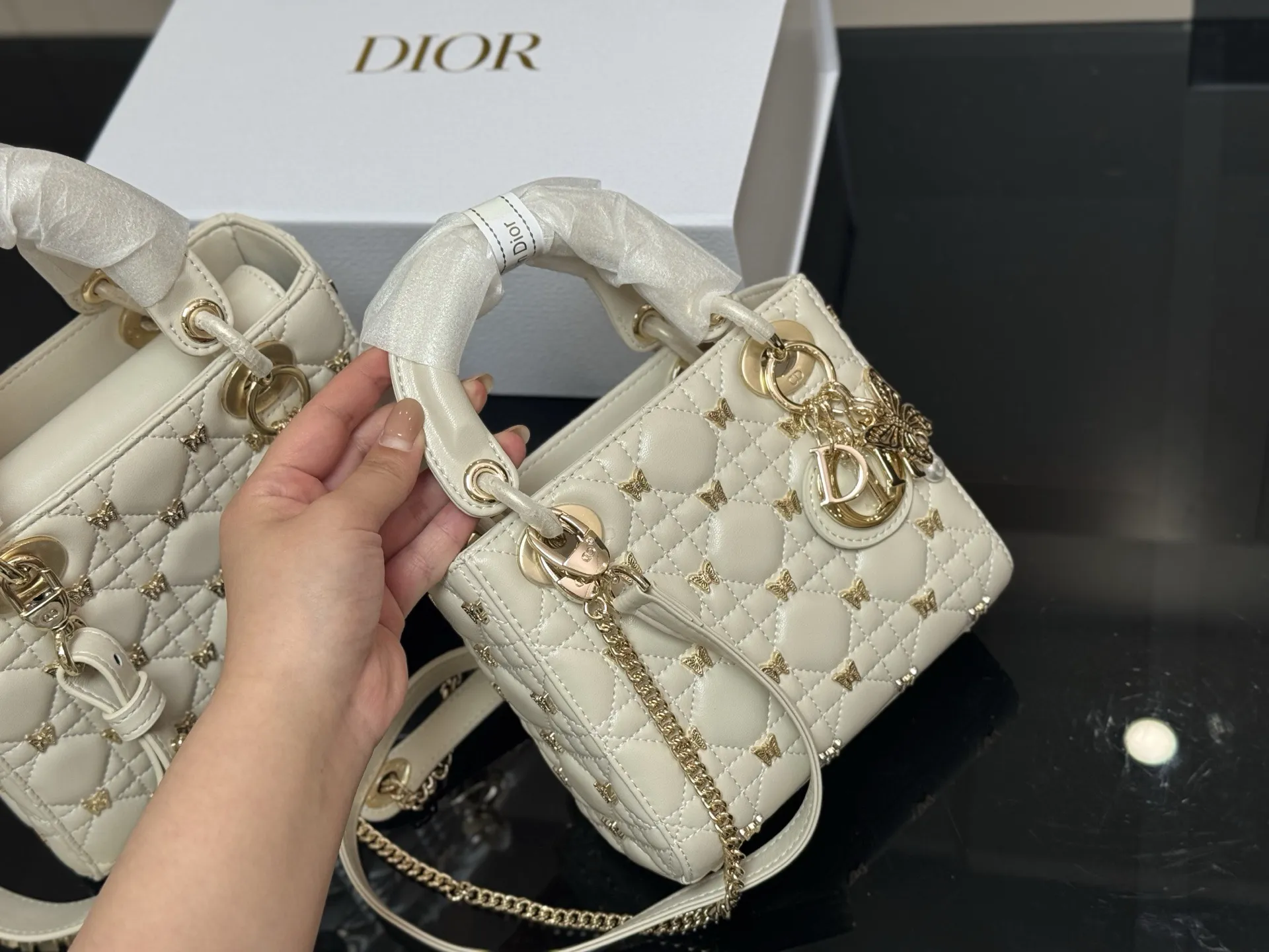 &yen;250 &yen;260 配折叠盒 尺寸：17cm 20cm 高品版.升级顶级原单出货 ✅ 迪奥 戴妃蝴蝶羊皮款 搭配最新的肩带 更加加分！ ⚠⚠小牛皮材质！