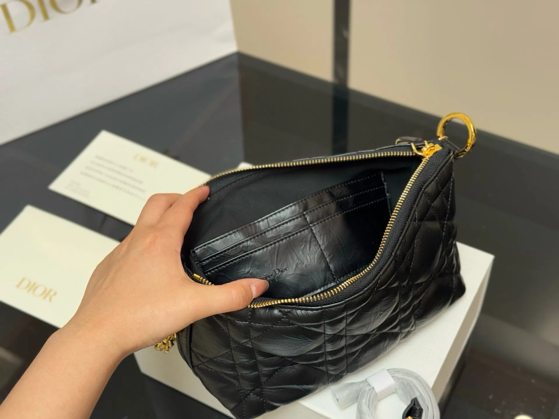 &yen;215 配折叠盒 迪奥DIOR 便当包 ✅迪奥顶级原单 经典又高级 尺寸:22.14cm 很有质感 可盐可甜 上身绝美 无可比拟 是每个追求漂亮的女孩必入单品