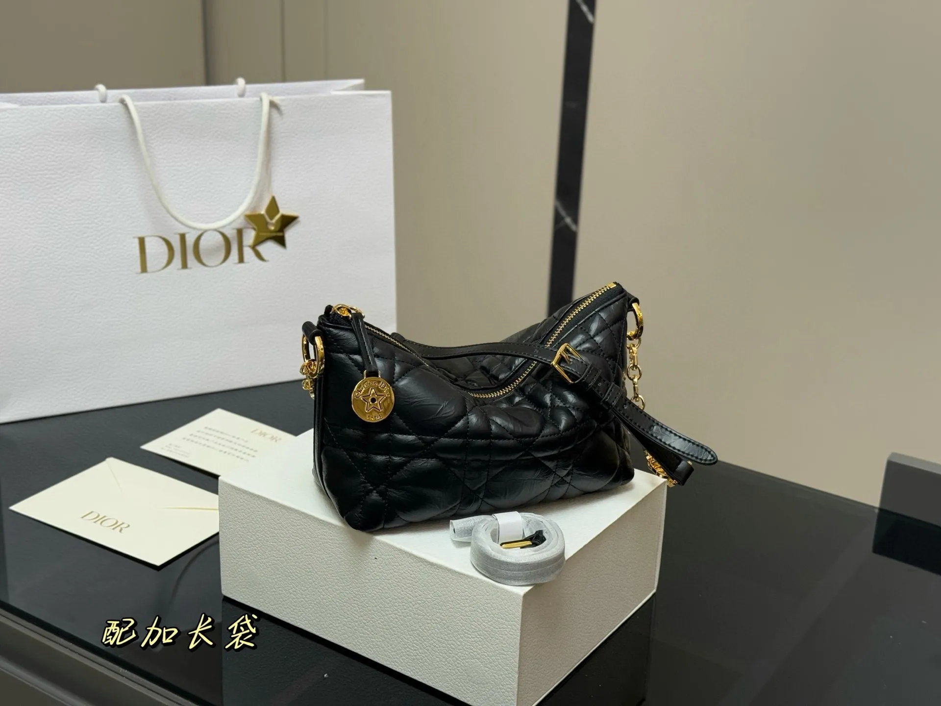 ¥215 配折叠盒 迪奥DIOR 便当包 ✅迪奥顶级原单 经典又高级 尺寸:22.14cm 很有质感 可盐可甜 上身绝美 无可比拟 是每个追求漂亮的女孩必入单品