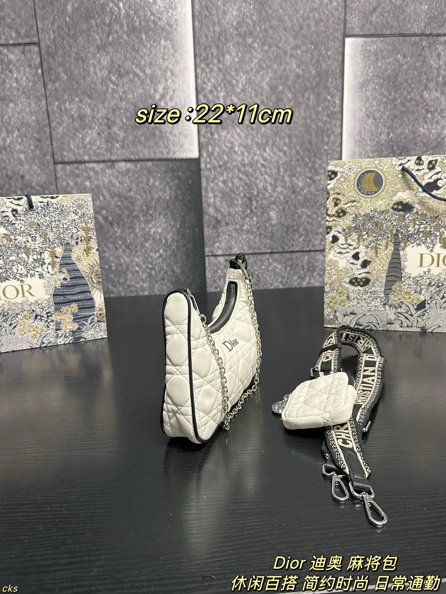 P135配盒 Dior 迪奥 麻将包 迪奥三合一 最近设计，真的都太火了！独特一款面料，可以说是非常实用了：防水、耐磨、轻便，而且四季都可以背，冬天的厚重感或夏天的运动感都可以轻松驾驭。尼龙包整的这么精致太喜欢了 尺寸：22*11cm