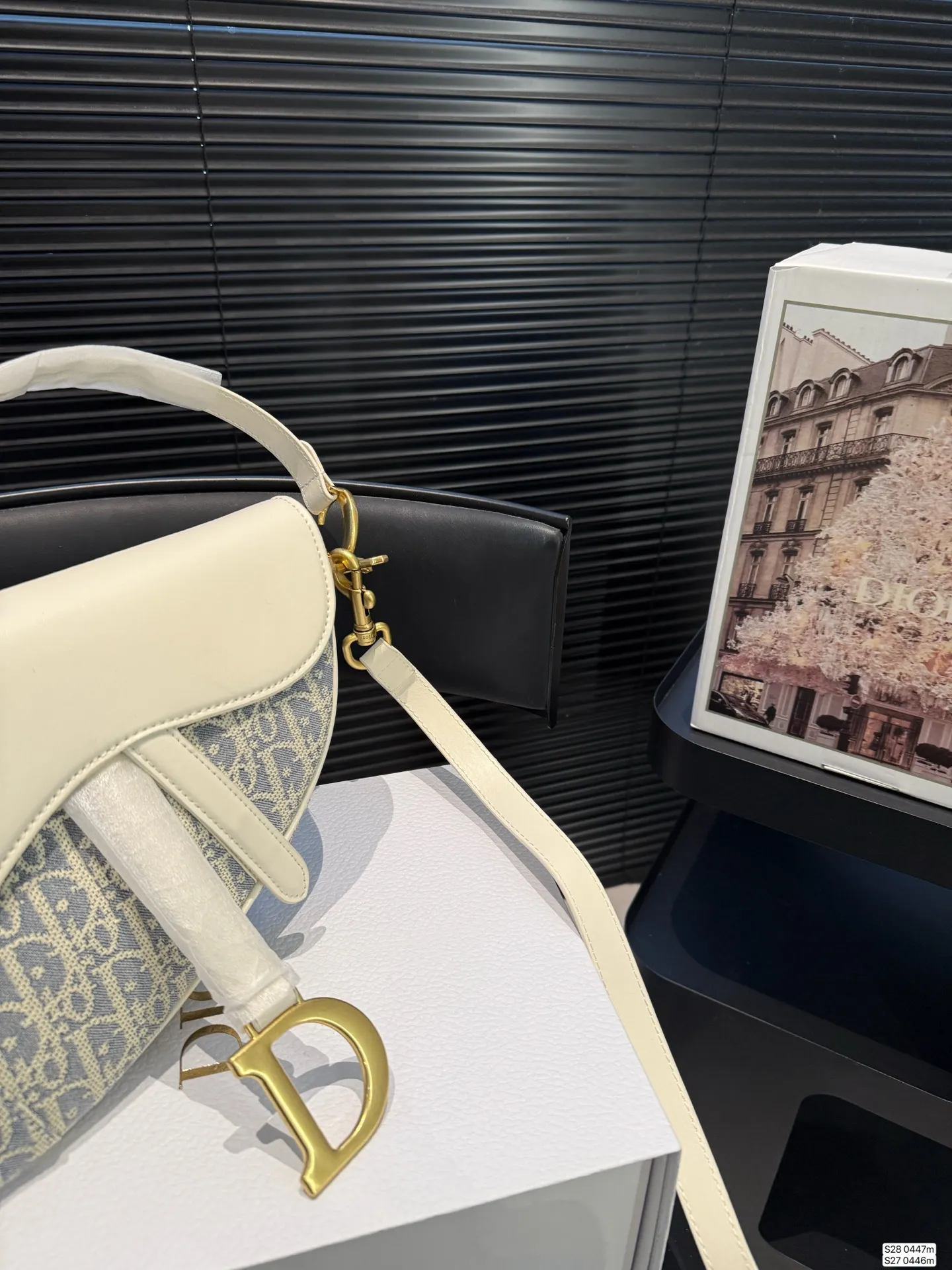 大号P190 小号P185 配飞机盒折叠盒子 迪奥马鞍包dior 颜值很到位 实用性非常好 任何风格都可驾驭 加上又A又飒的感觉风格 尺寸:大号23 21 小号18 16 货号大号0447小号0446