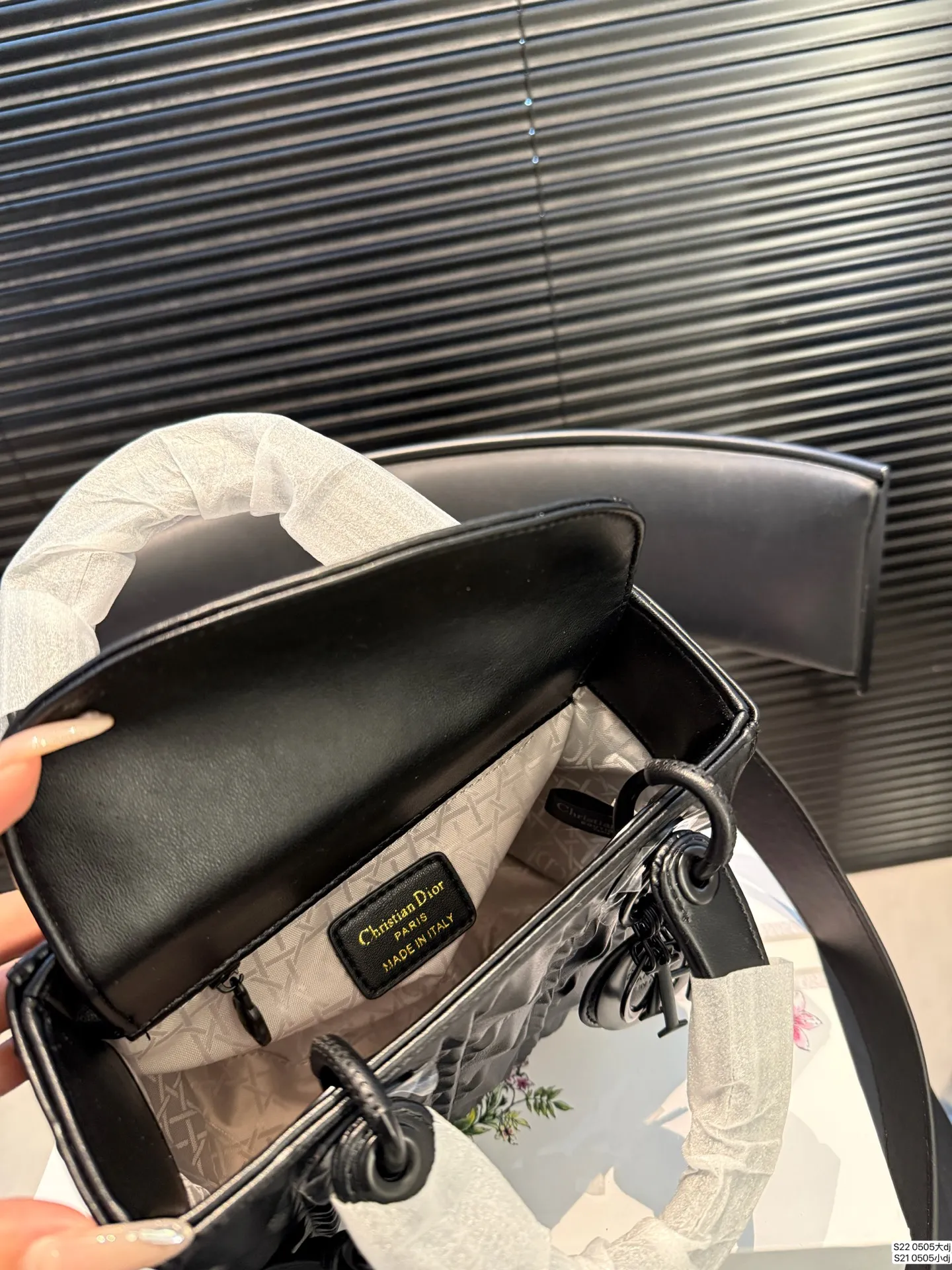 大号P160 小号P155 配折叠盒子 迪奥戴妃包 sDior戴妃包太好看了吧！ 优雅指数拉满 搭配简洁风格的衣服整个人气质就上来了 而且容量完全可以满足日常要求 日常聚会逛街都很方便~ 尺寸：大20 18 小16 14 货号0505