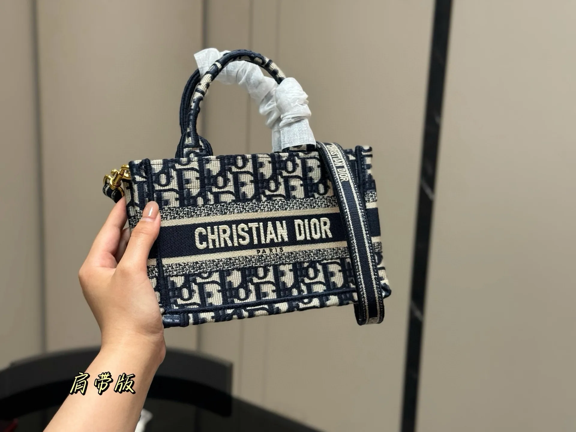 &yen;215 新版配肩带 Dior 原版布提花 Dior book tote今年最喜欢的一款购物袋 tote我用的次数最多的包 迪奥因为容量超级大 不管什么东西都向里面放 当然凹造型也是必须有 尺寸:21.5cm 配盒
