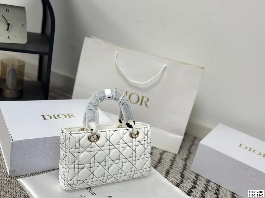 p155 p150 配折叠盒 迪奥横版戴妃包 Dior戴妃包太好看了吧！ 优雅指数拉满 搭配简洁风格的衣服整个人气质就上来了 而且容量完全可以满足日常要求 日常聚会逛街都很方便~ 尺寸25.15/24.14