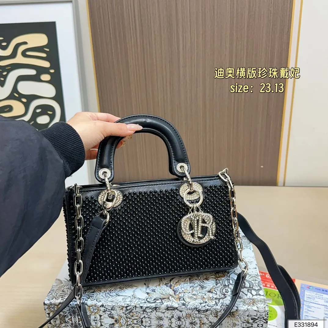 💰210 配折叠盒⚠️尺寸23.13 迪奥 珍珠横版戴妃包 DIOR 这款包不仅优雅,还加入了铆钉设计,瞬间变得个性十足,真是不得了! 艺术感满满!打破娇贵形象的设计,甜美又酷炫,简直绝了!