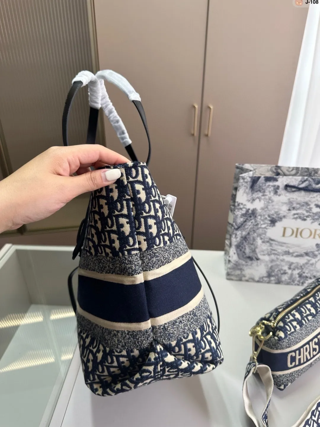 💰p135 J-108尺寸 36×28 Fendi 芬迪 购物袋🛍️ 中古包版型 百看不厌的 最大特点容量大! 什么风格都能hold得住 凹造型也是妥妥