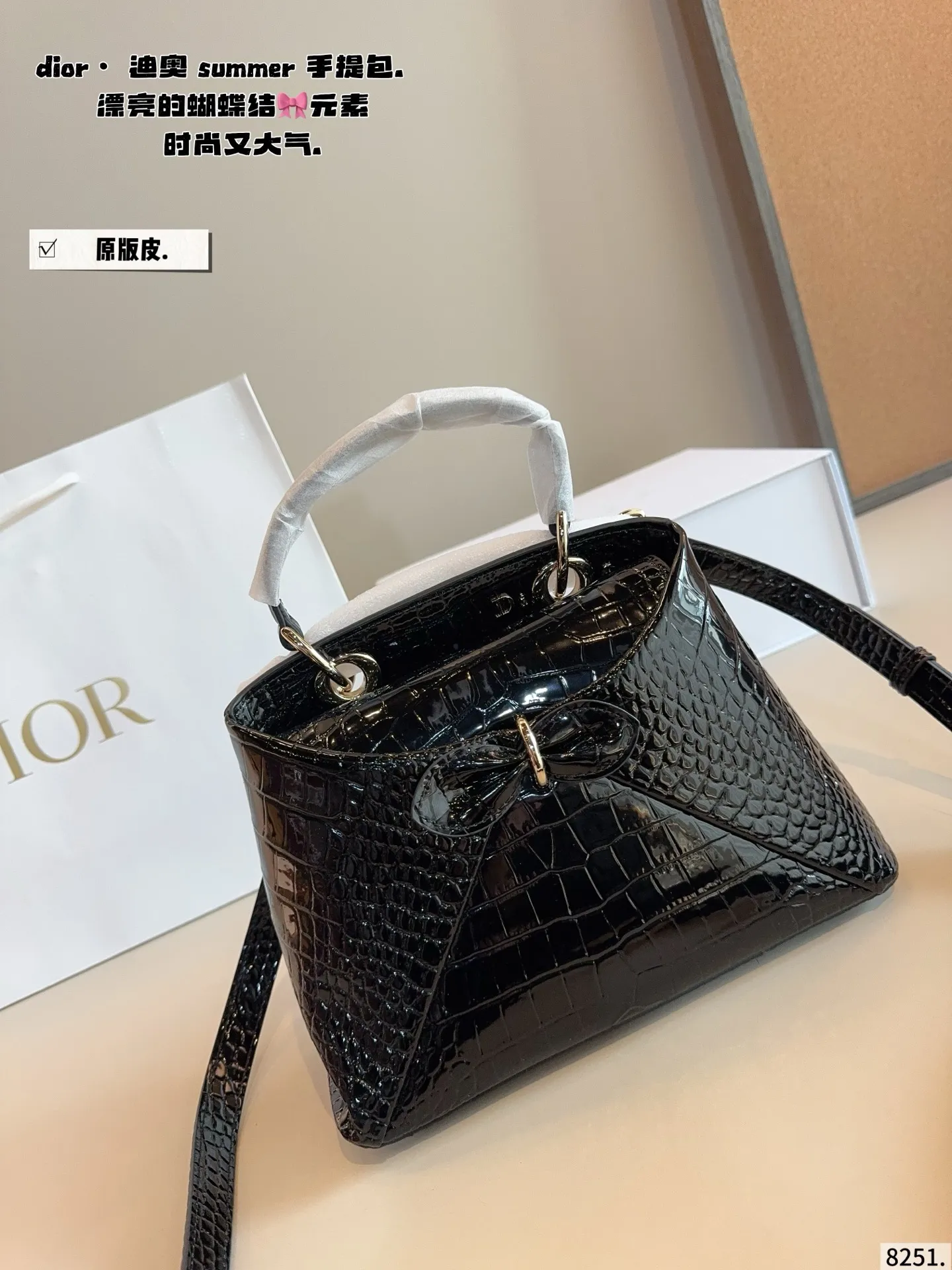 p275配礼盒🎁. Dior summer 26秀场直击📸 秀场直击新款包包👛 漂亮的蝴蝶结🎀元素 Anderson 的迪奥首秀赢了 容量非常可,日常通勤都没问题 可咸可甜 质感满分 工艺非常讲究 细节立体感拉满尺寸:25*10*18cm