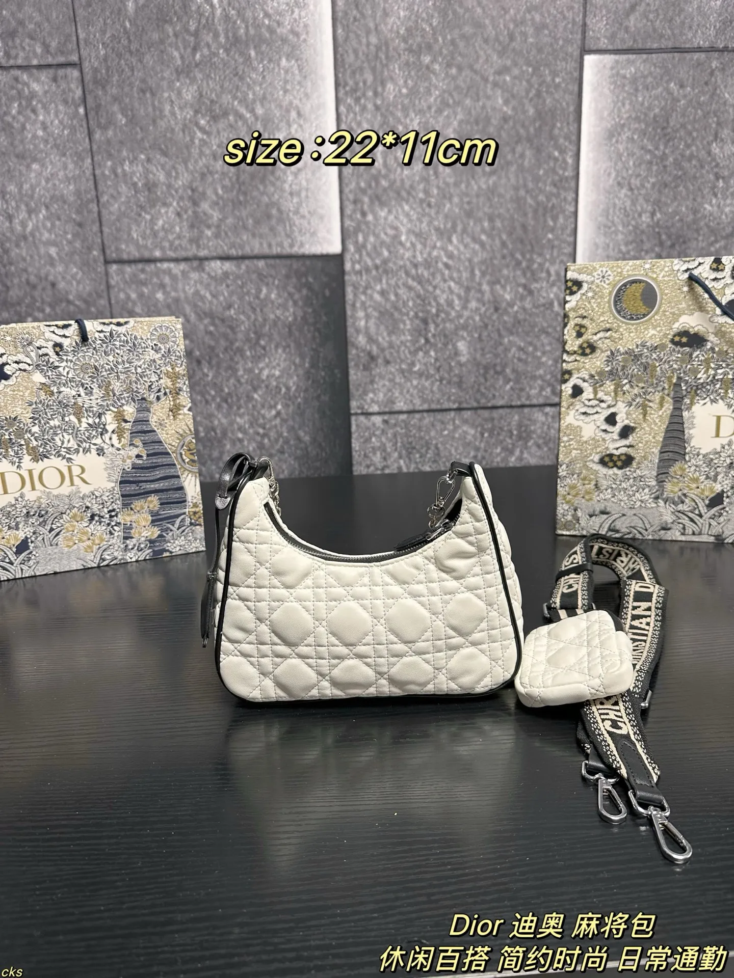P135配盒 Dior 迪奥 麻将包 迪奥三合一 最近设计,真的都太火了!独特一款面料,可以说是非常实用了:防水、耐磨、轻便,而且四季都可以背,冬天的厚重感或夏天的运动感都可以轻松驾驭。尼龙包整的这么精致太喜欢了 尺寸:22*11cm