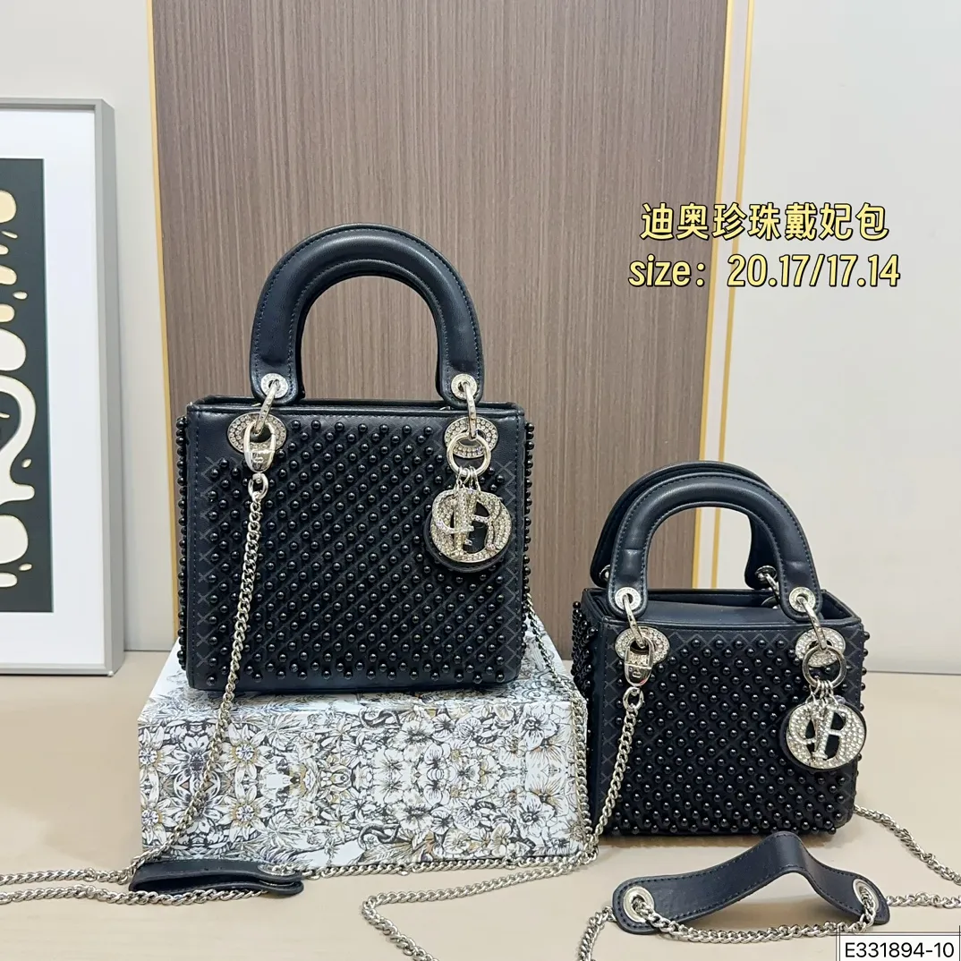 大号💰210 配折叠盒⚠️尺寸20.17 小号💰200 配折叠盒⚠️尺寸17.14 迪奥 珍珠戴妃包 DIOR 这款包不仅优雅,还加入了铆钉设计,瞬间变得个性十足,真是不得了! 艺术感满满!打破娇贵形象的设计,甜美又酷炫,简直绝了!