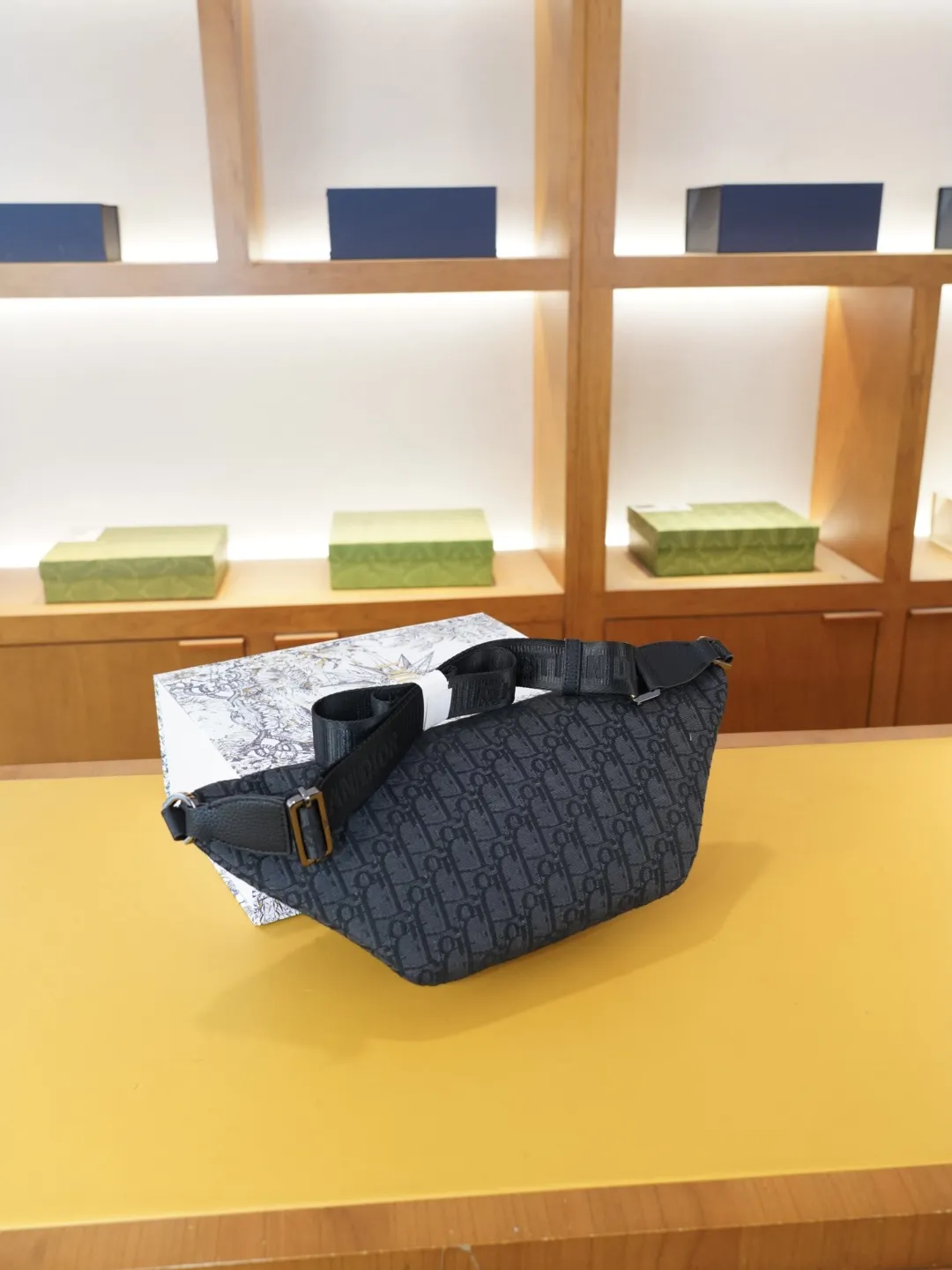 P130 🇫🇷 Dior 迪奥 官网同步 高版本 胸包 腰包 永恒不过时的标志性产品 纯原单布料 配牛皮 顶级五金制作 非市面普通版本 贸易公司订单货 全部实拍 实用性非常高 完全不用担心穿搭 配全套包装折叠盒 【规格：38x16x4】