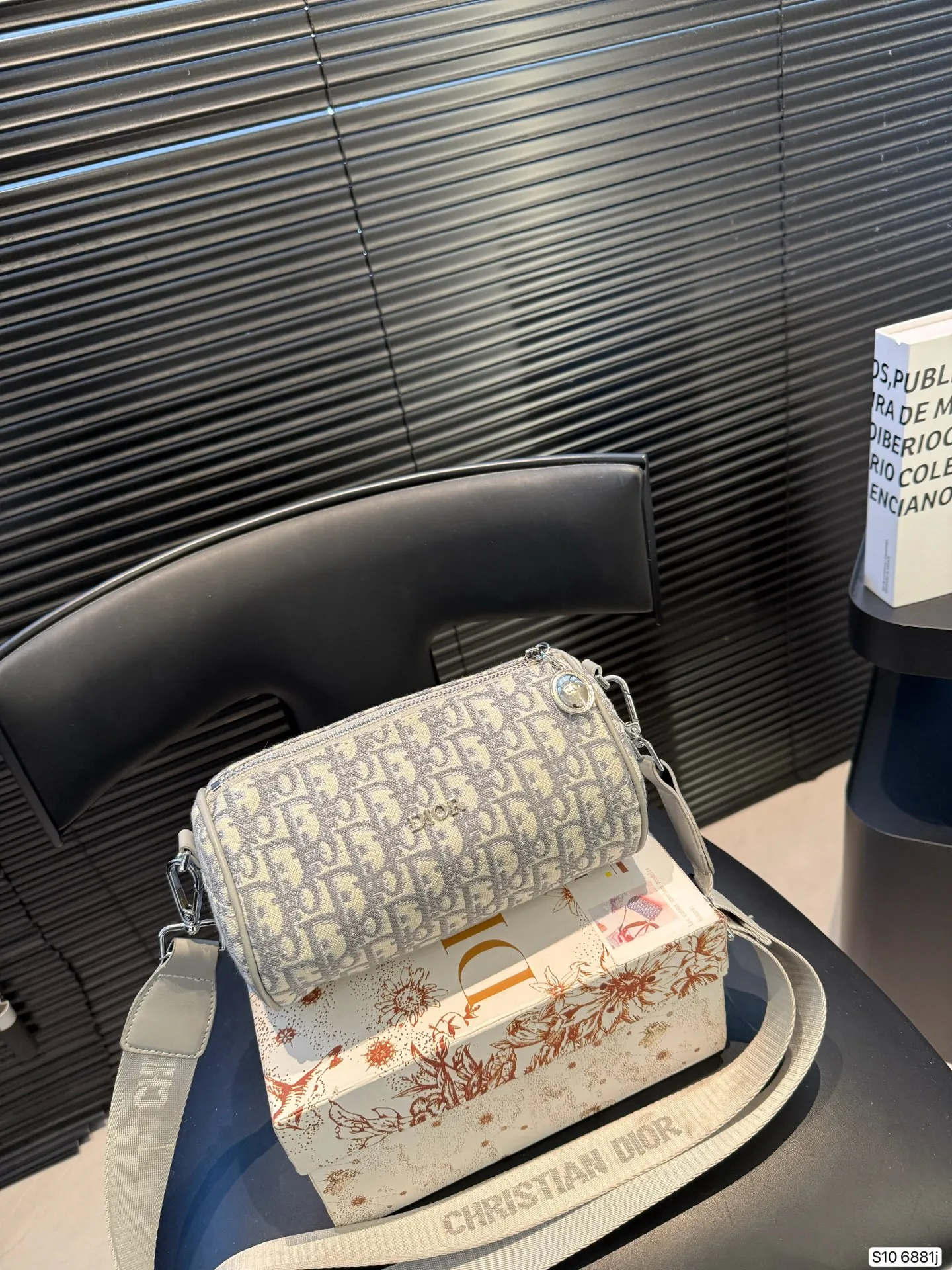 P100 配盒子 迪奥枕头包出货了💓超级百搭的胸包，肩背斜挎超级实用，系运动与时装皆可 超大容量 尺寸 ：20 12 货号6881