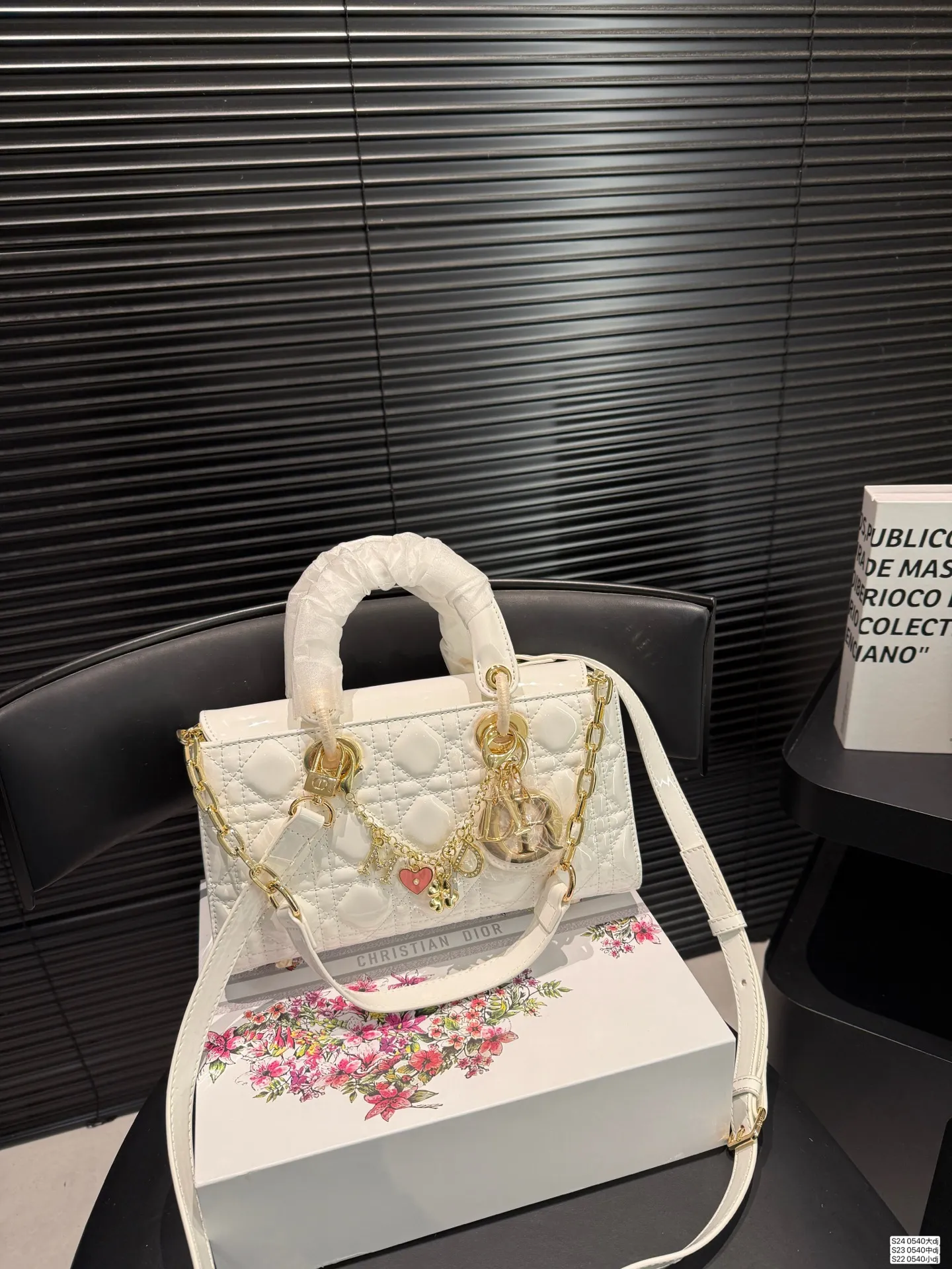 大号P170 中号P165 小号P160 配折叠盒子 迪奥横版戴妃包 sDior戴妃包太好看了吧! 优雅指数拉满 搭配简洁风格的衣服整个人气质就上来了 而且容量完全可以满足日常要求 日常聚会逛街都很方便~ 尺寸:大26 14 中23 13 小18 11货号 0540