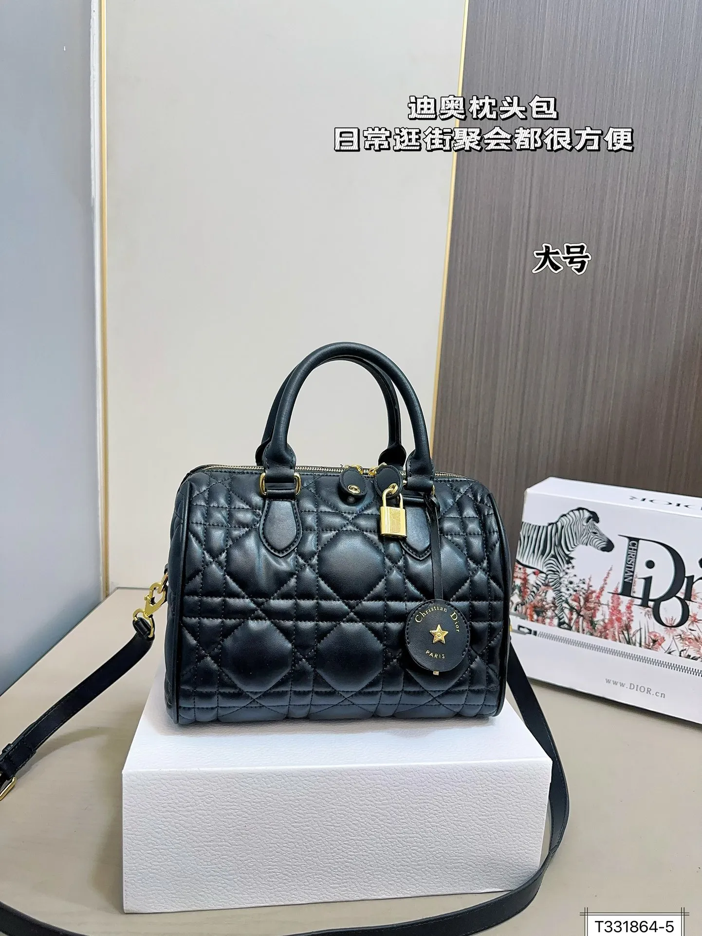 💰180/175 全套包装 迪奥枕头 时尚达人的心头好枕头包大家都知道 能装，耐造~ 最近最火热度最高的一定是dior groove当之无愧了吧! 推荐五颗日常出门容量绰绰有余! 尺寸：25 20/20 15