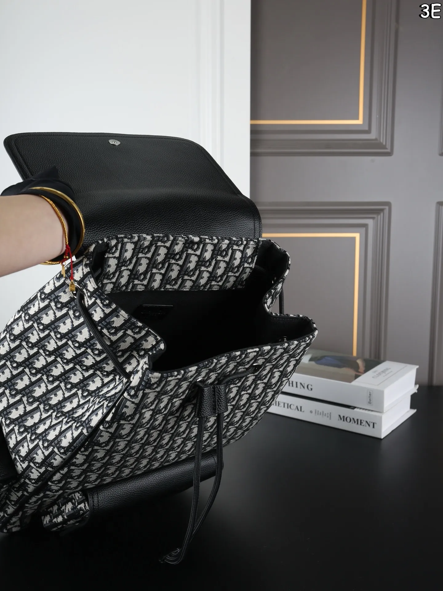 P170 DIOR迪奥 Saddle 老花满印 书包背包双肩包 荔枝纹牛皮拼接，低调奢华质感满分。 翻盖抽绳设计，安全又有细节感。 通勤旅行都很OK!肩带可调节，背部加垫网眼织物，背着舒适不累 。 附防尘袋，实用又时髦! 尺寸：26&times;41