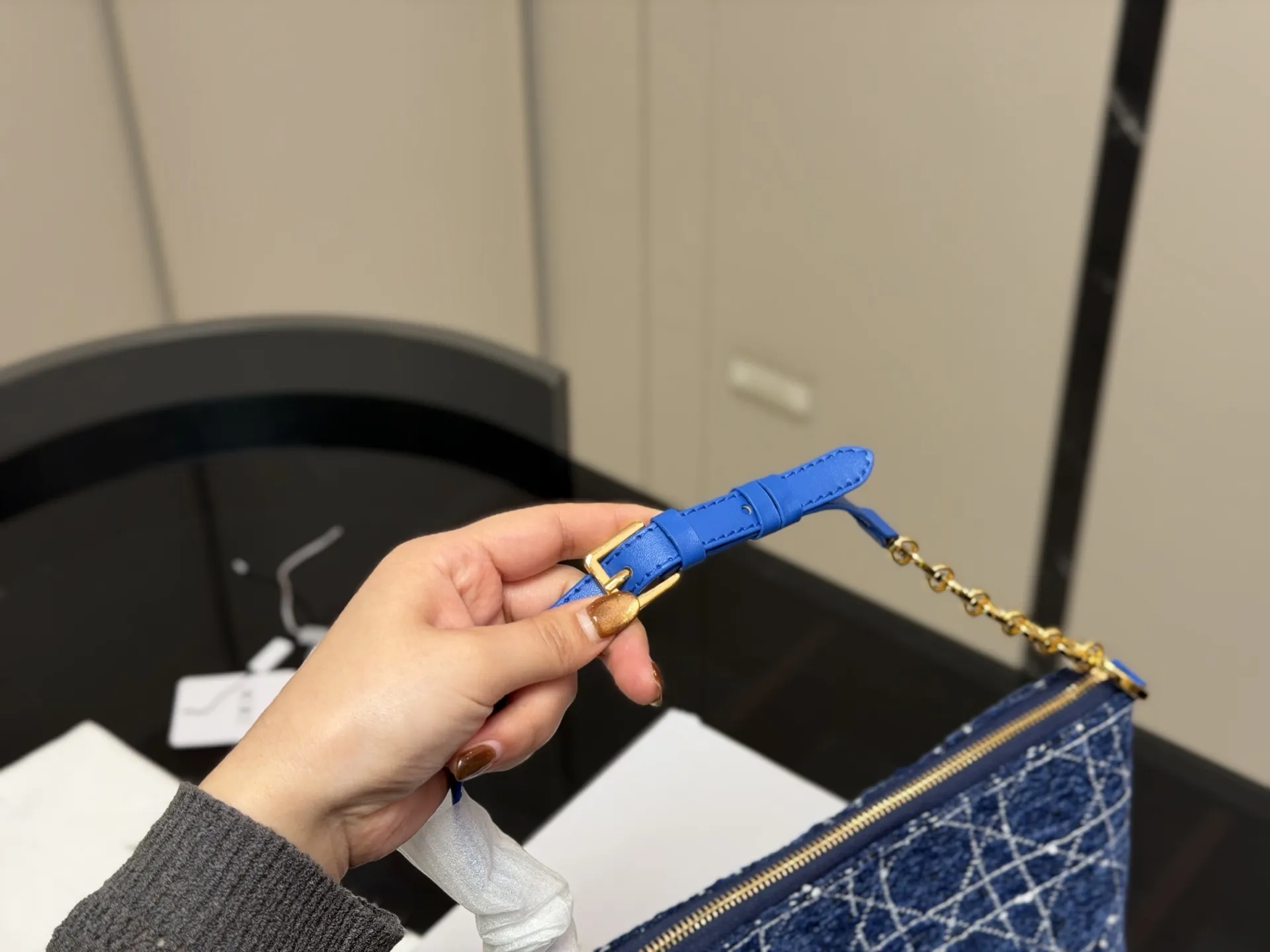 ¥180 配折叠盒飞机盒 size:22底宽*15cm 迪奥Nomad新品饭盒包 背出去被夸爆的hobo饭盒包!! 可以实现一包多用啦! 赠送加长肩带! 🉑腋下🉑斜挎