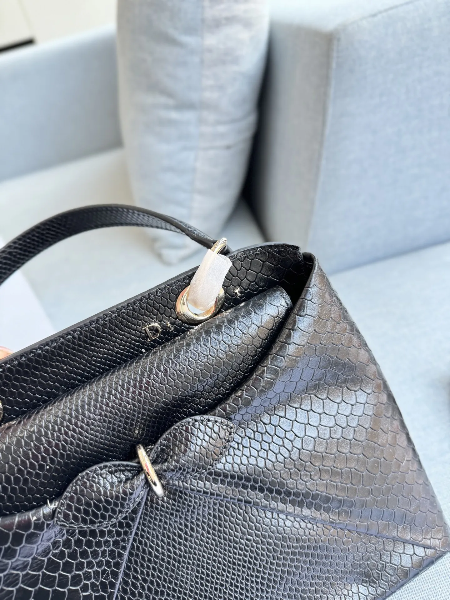 💰300 全套礼盒 size:28×22 DIOR迪奥 蛇纹 蝴蝶结手提包 单肩包 JWA设计焕然一新! 设计感满满的手提包 好喜欢这季的“克拉巴特”领结 采用皮,纹理清晰,质感满分+。 手提或斜挎都很OK,兼具实用与时尚感。