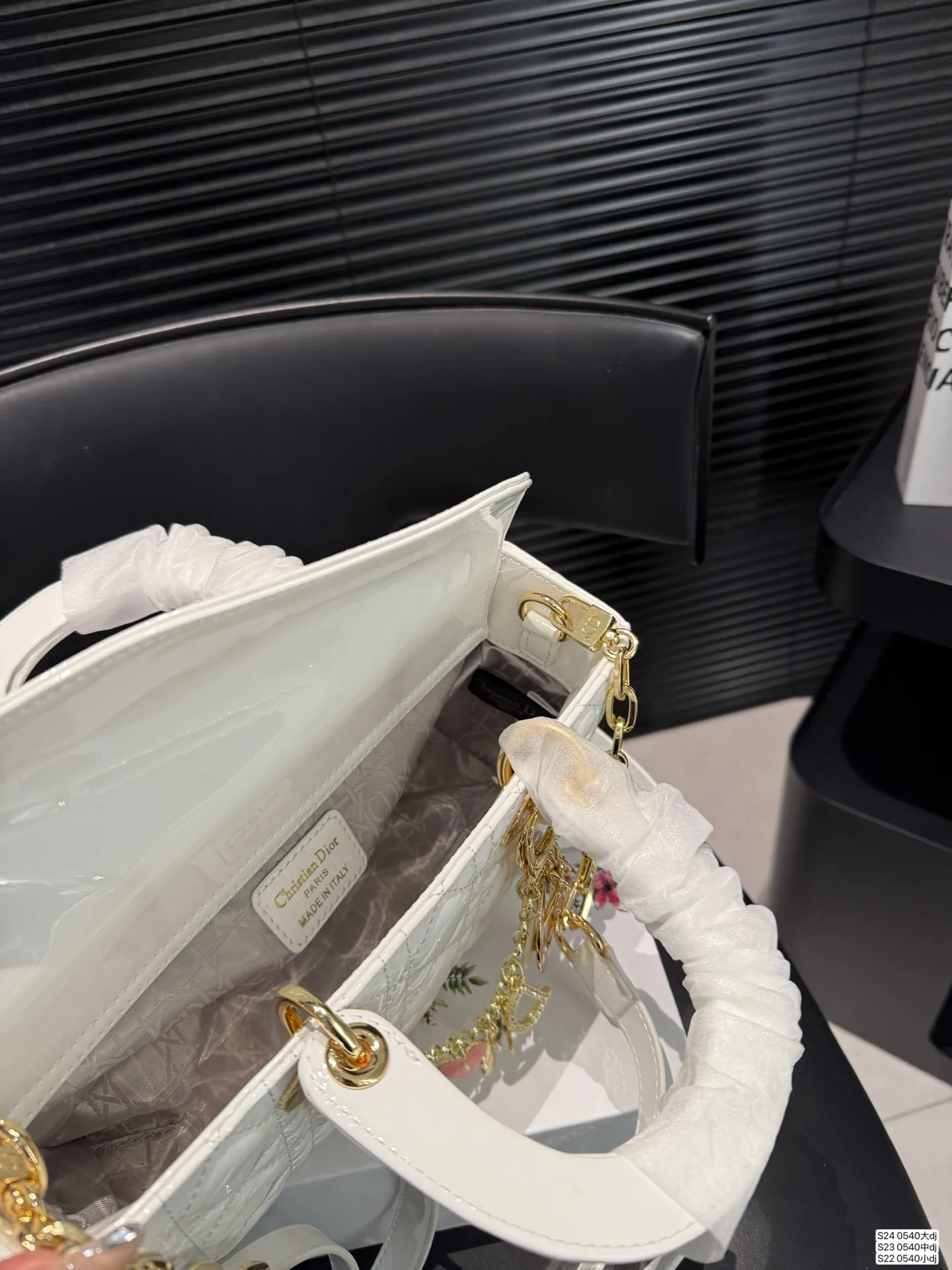 大号P170 中号P165 小号P160 配折叠盒子 迪奥横版戴妃包 sDior戴妃包太好看了吧！ 优雅指数拉满 搭配简洁风格的衣服整个人气质就上来了 而且容量完全可以满足日常要求 日常聚会逛街都很方便~ 尺寸：大26 14 中23 13 小18 11货号 0540